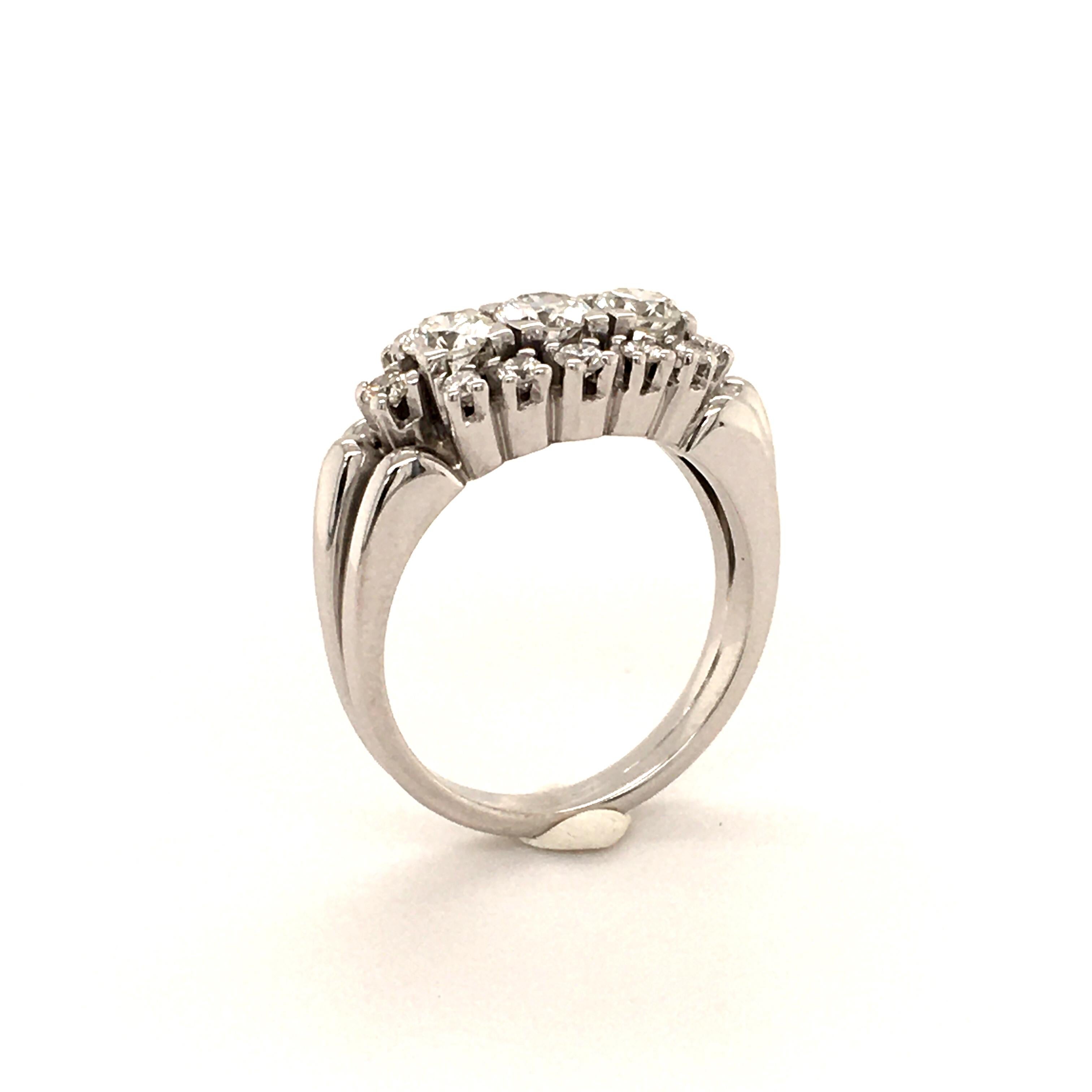 Elegant Diamond Ring in 18 Karat White Gold In Excellent Condition For Sale In Lucerne, CH