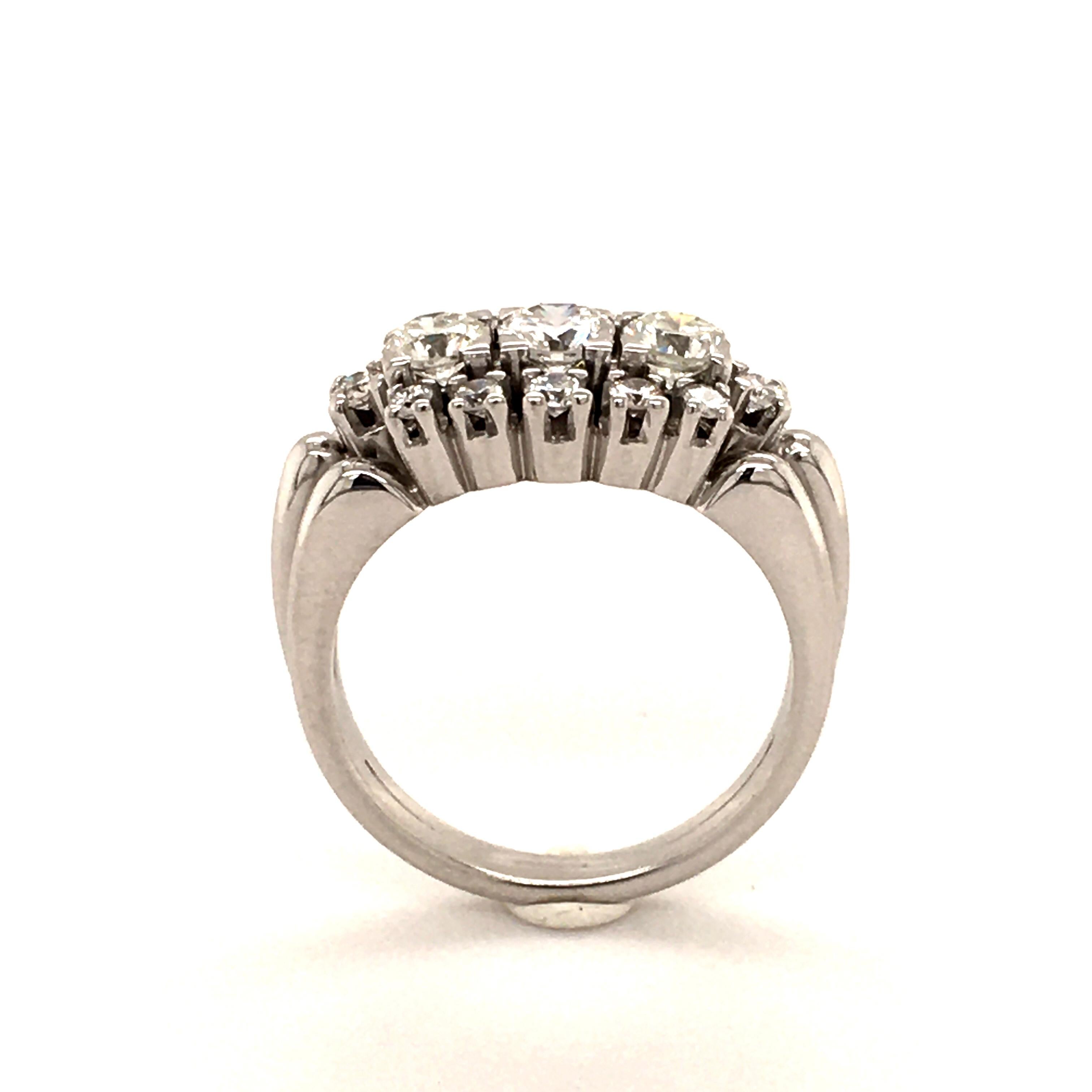 Women's or Men's Elegant Diamond Ring in 18 Karat White Gold For Sale