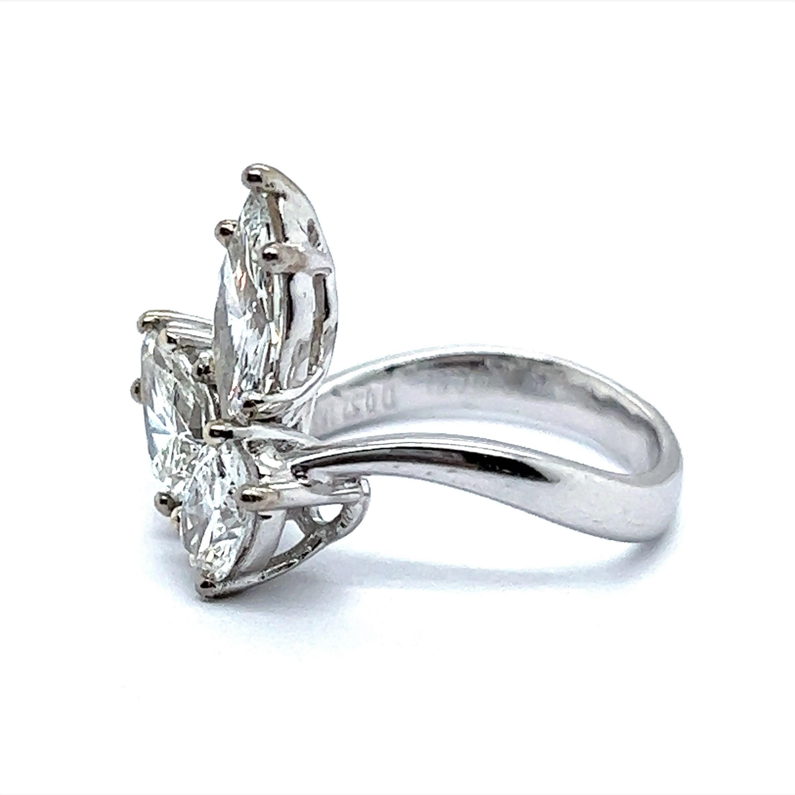 Elegant Diamond Ring in 18 Karat White Gold For Sale 2