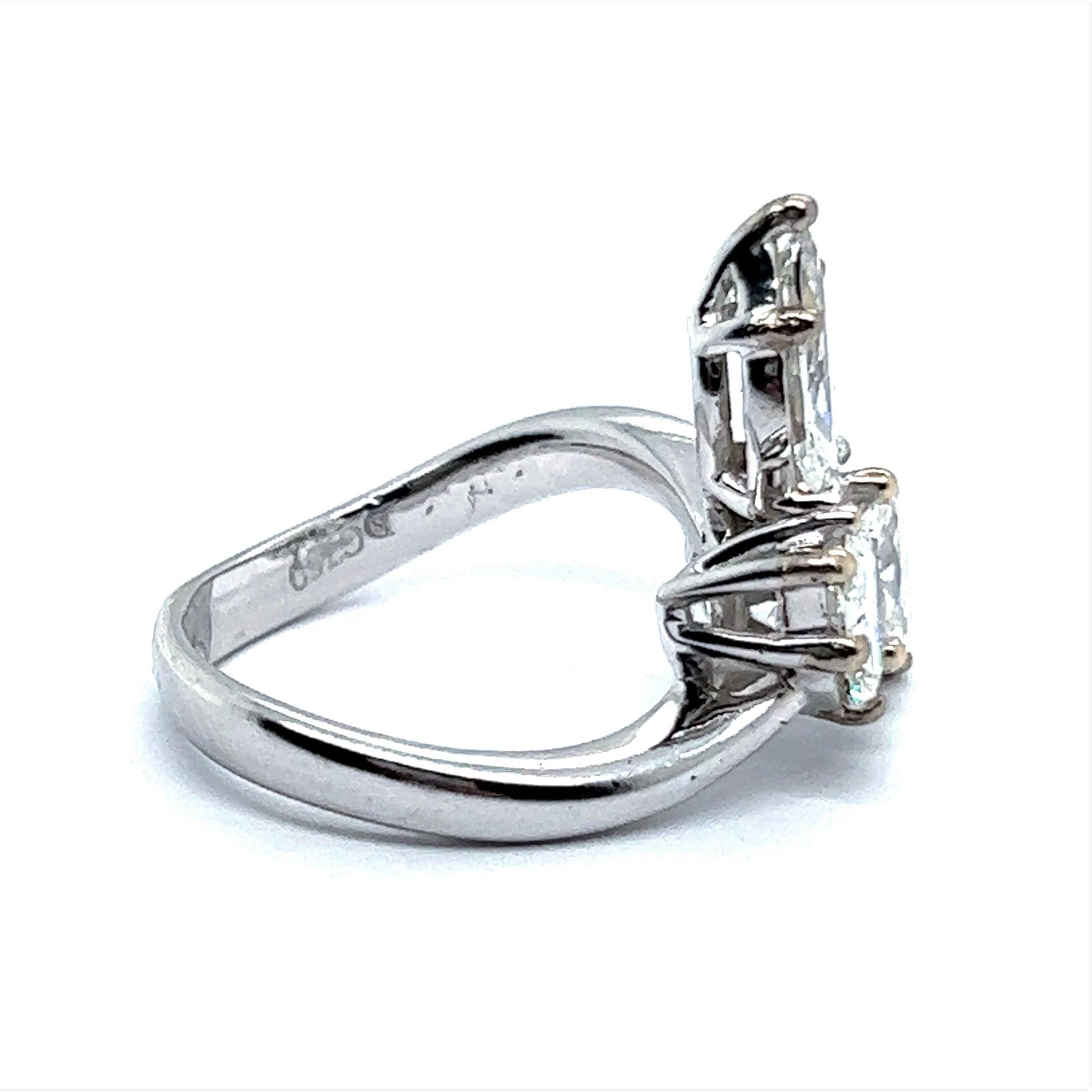 Elegant Diamond Ring in 18 Karat White Gold For Sale 3