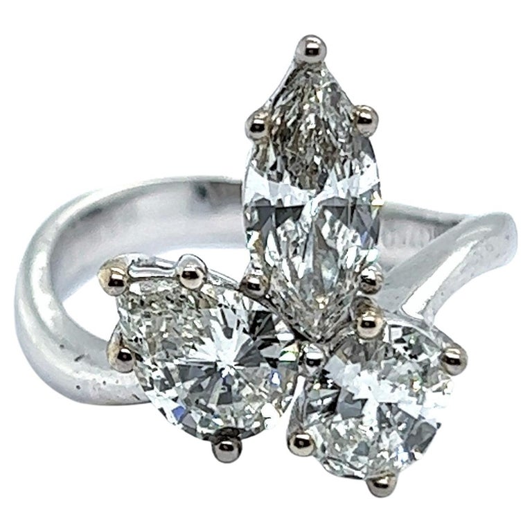 Elegant Diamond Ring in 18 Karat White Gold For Sale at 1stDibs