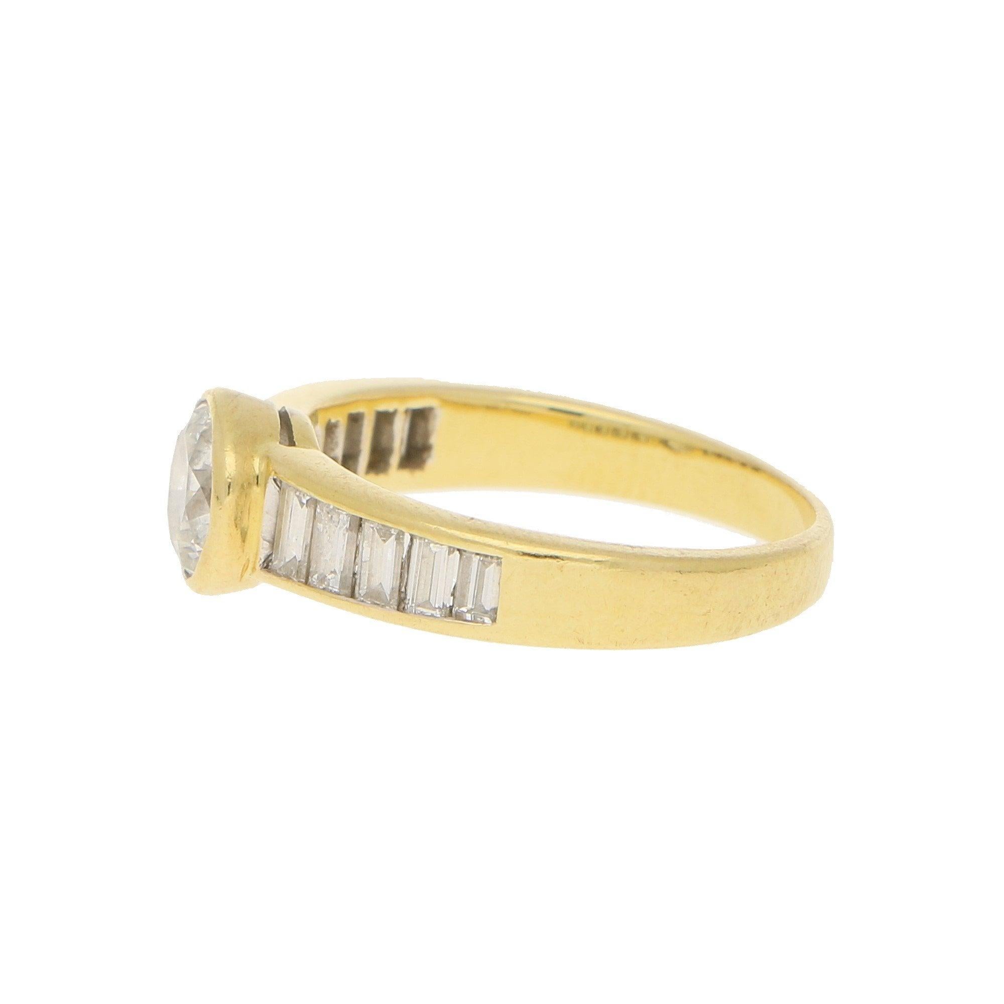 Art Deco Style Diamond Engagement Ring Set in 18k Yellow Gold In Good Condition In London, GB