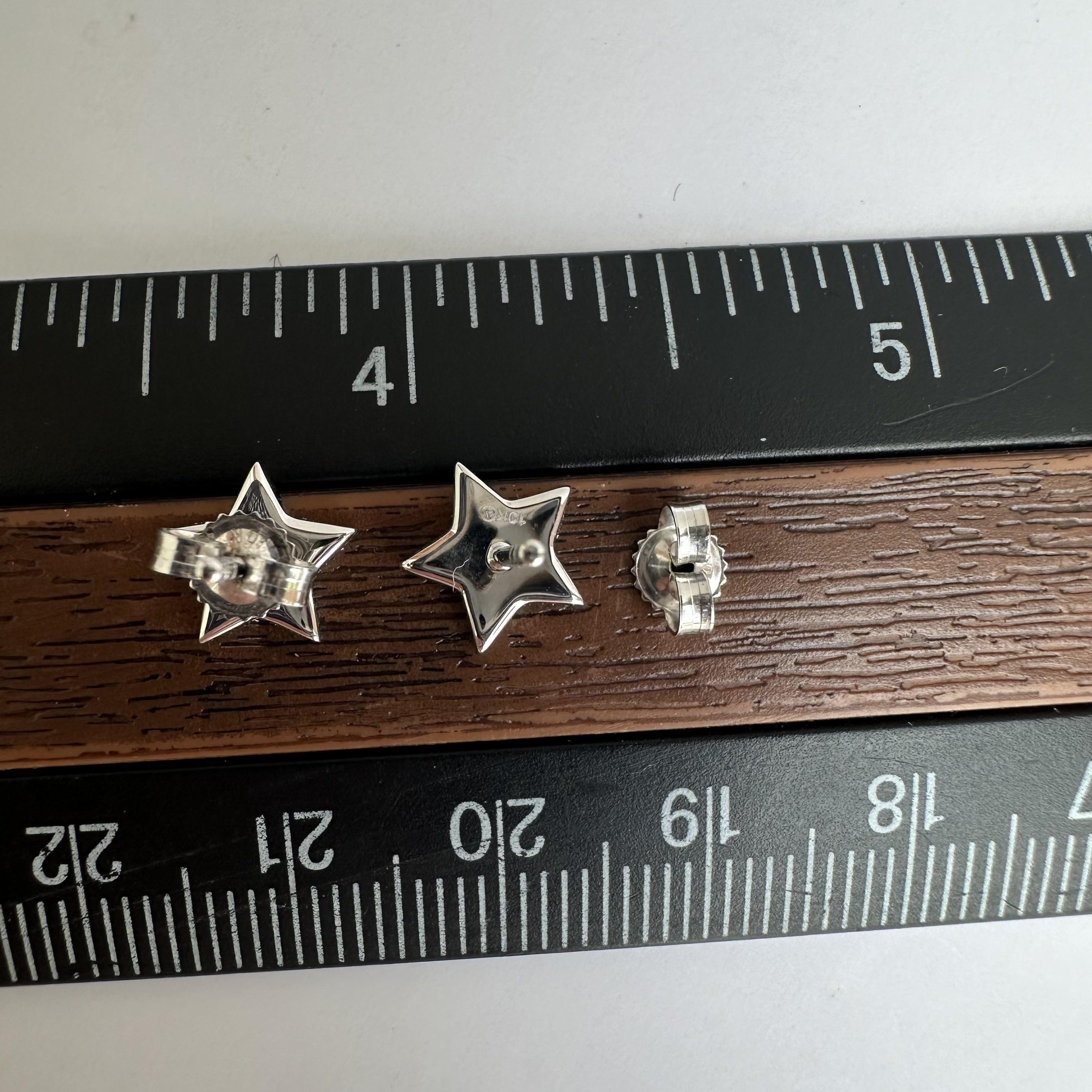 Women's Elegant Diamond Star Earrings in 10kt White Gold - 0.20ctw Natural Diamonds, New For Sale