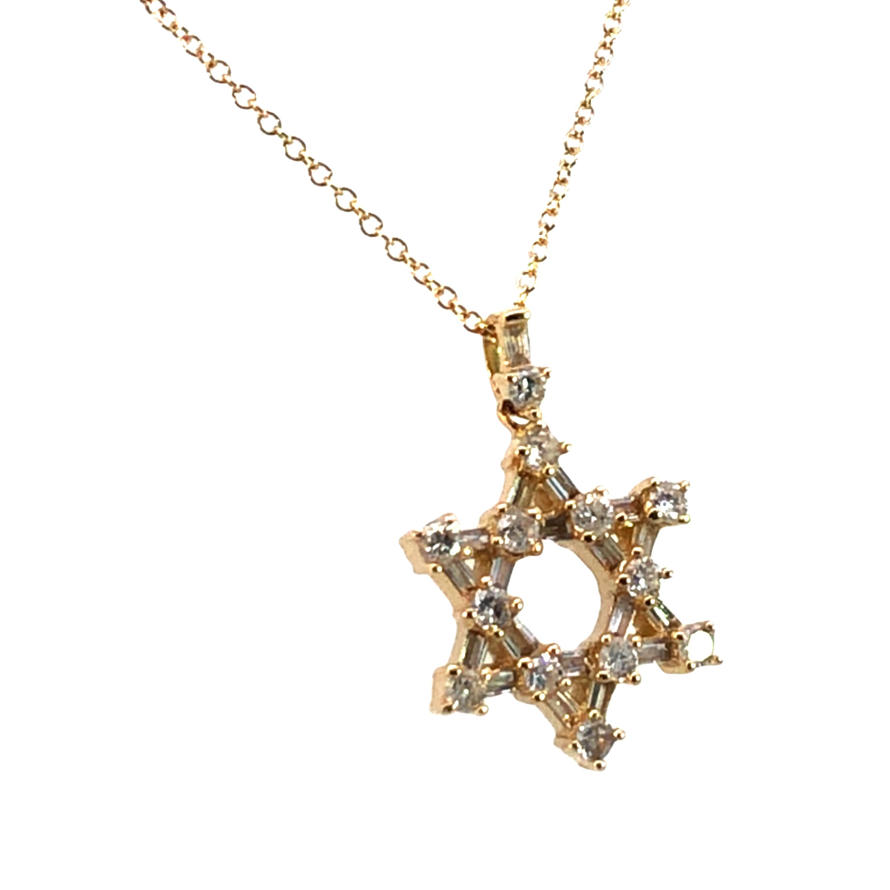 Celebra la fede e l'eleganza con questa splendida collana con ciondolo a forma di stella di David, realizzata in lussuoso oro giallo. Il ciondolo presenta una Stella di David meticolosamente disegnata, ornata da diamanti brillanti di taglio rotondo