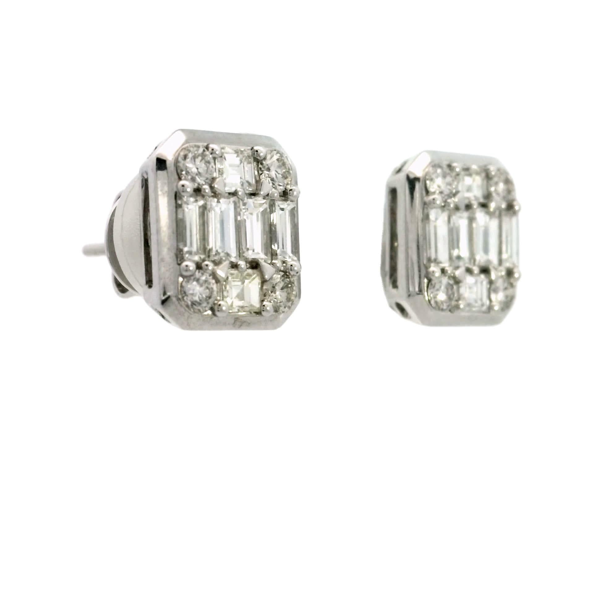 Questi splendidi orecchini con diamanti presentano un design unico con una combinazione di diamanti a baguette e a taglio rotondo. Realizzati in metallo di alta qualità, offrono un'eleganza senza tempo che si abbina a qualsiasi outfit, rendendoli