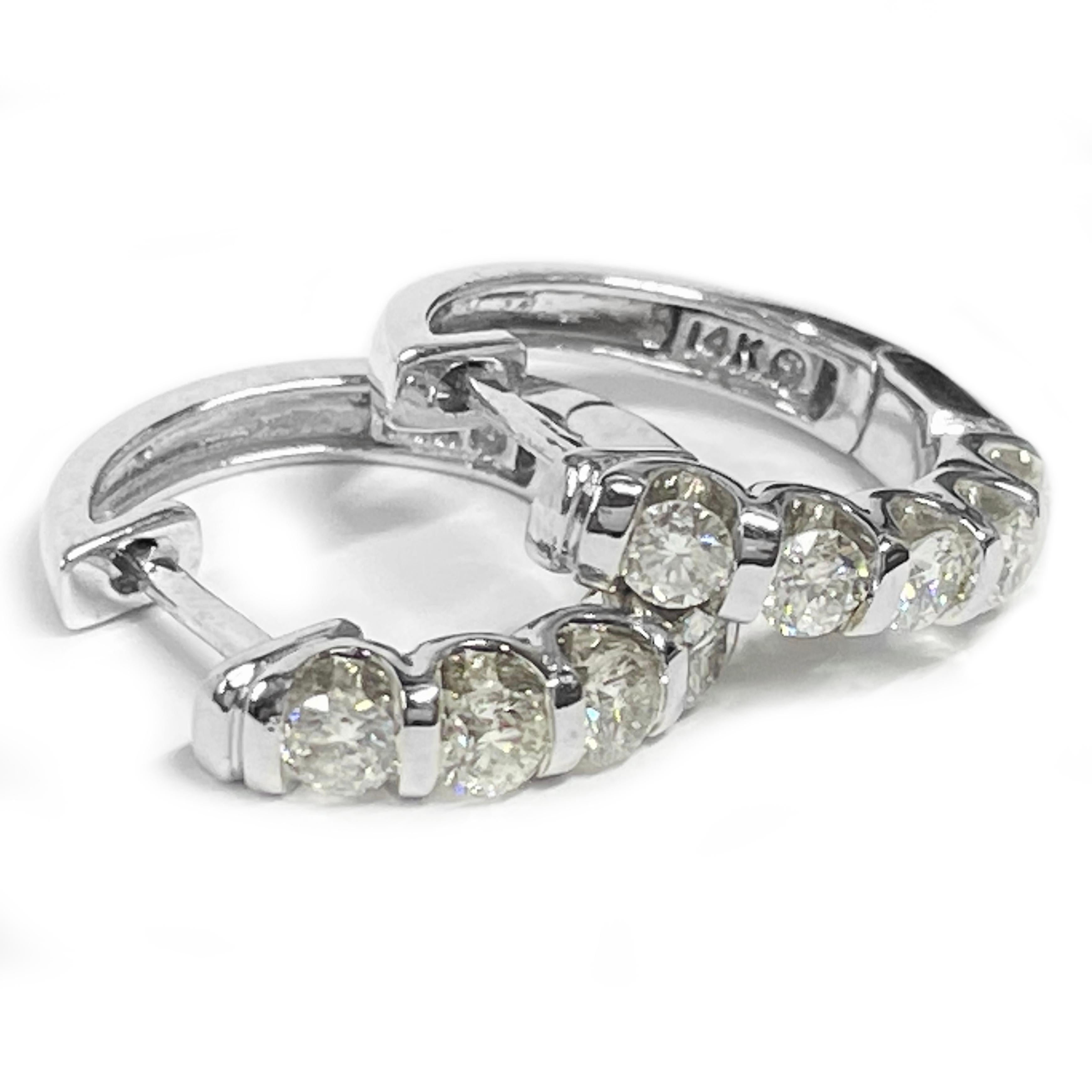 Les élégantes boucles d'oreilles articulées serties de diamants sont un mélange intemporel de sophistication et de luxe. Fabriqués en or blanc de qualité supérieure, ces anneaux sont dotés d'une charnière sans soudure pour un port confortable et