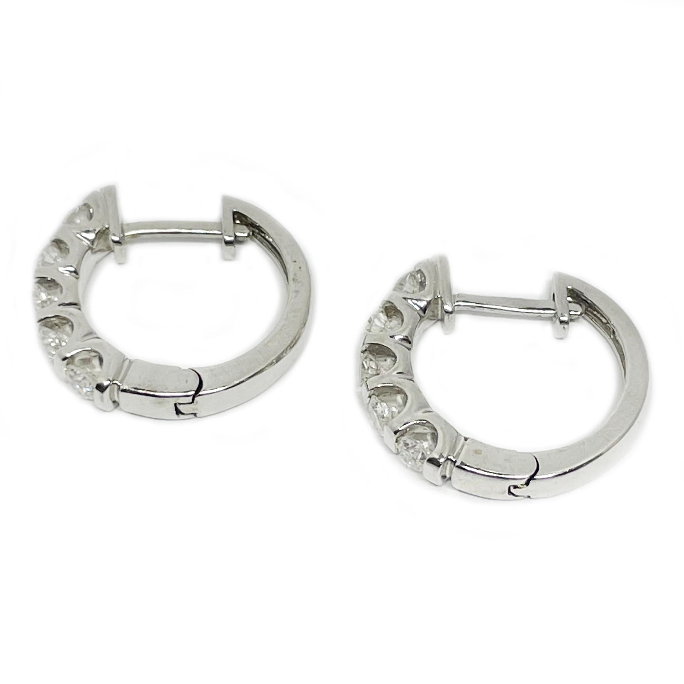 Contemporain Élégant cerceau à charnières serti de diamants en vente