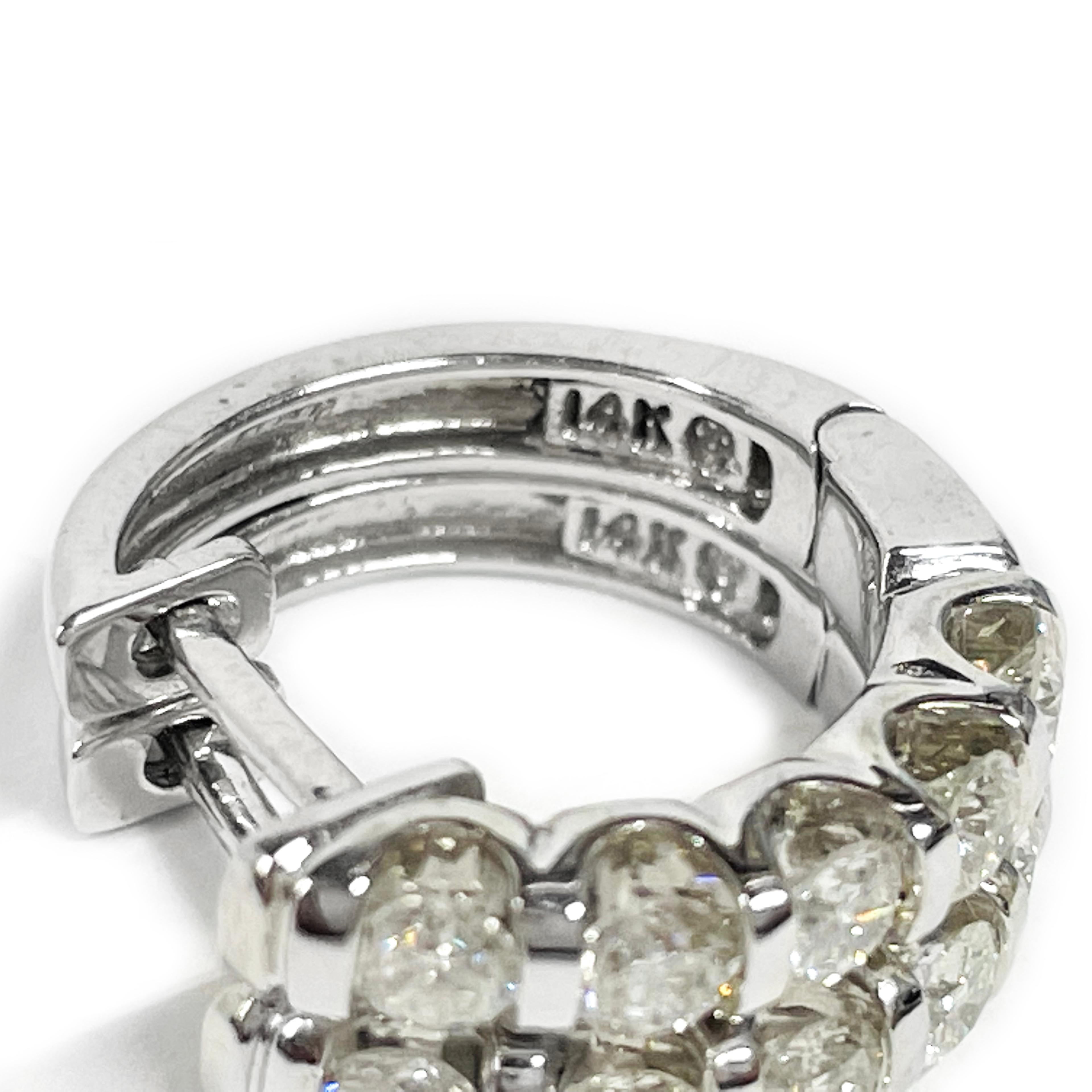 Taille ronde Élégant cerceau à charnières serti de diamants en vente