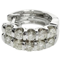 Eleganza degli orecchini a cerchio con diamanti e cerniere
