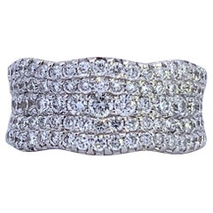 Elegante anello tempestato di diamanti