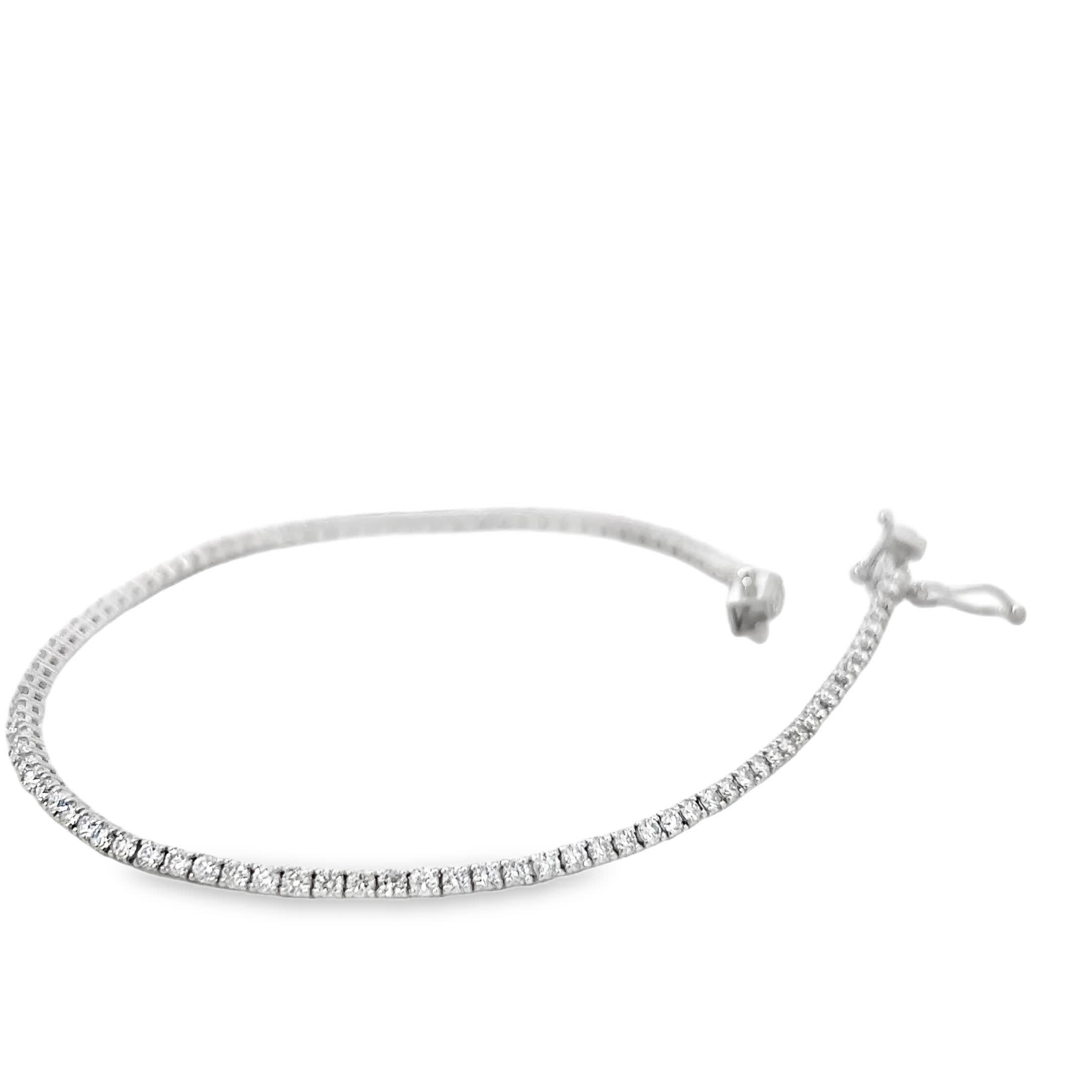 Questo splendido bracciale tennis con diamanti presenta un design elegante ornato da diamanti scintillanti che catturano la luce in modo meraviglioso. Perfetto per ogni occasione, aggiunge un tocco di eleganza al tuo polso, rendendolo un accessorio