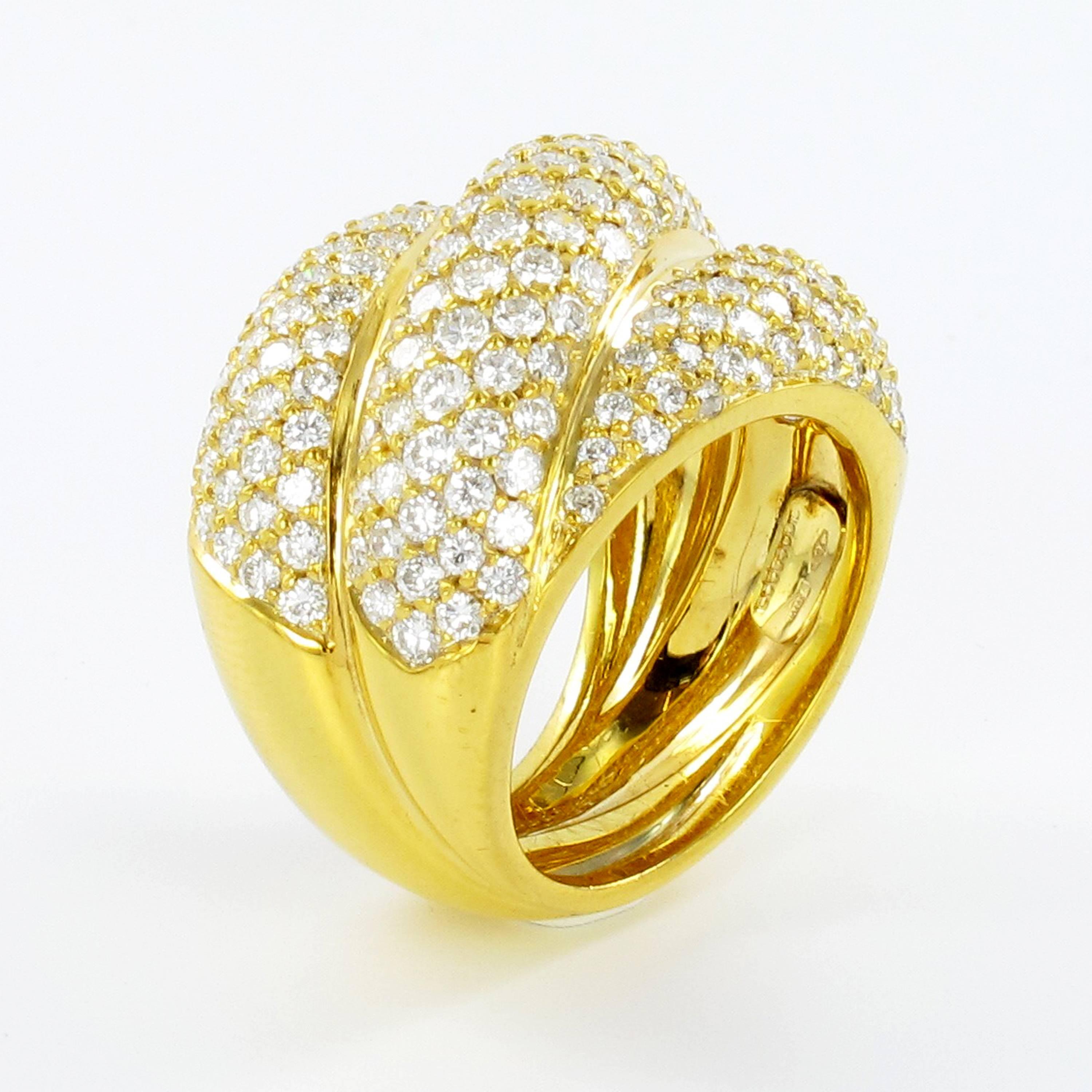 Round Cut Elegant Diamond Yellow Gold Ring