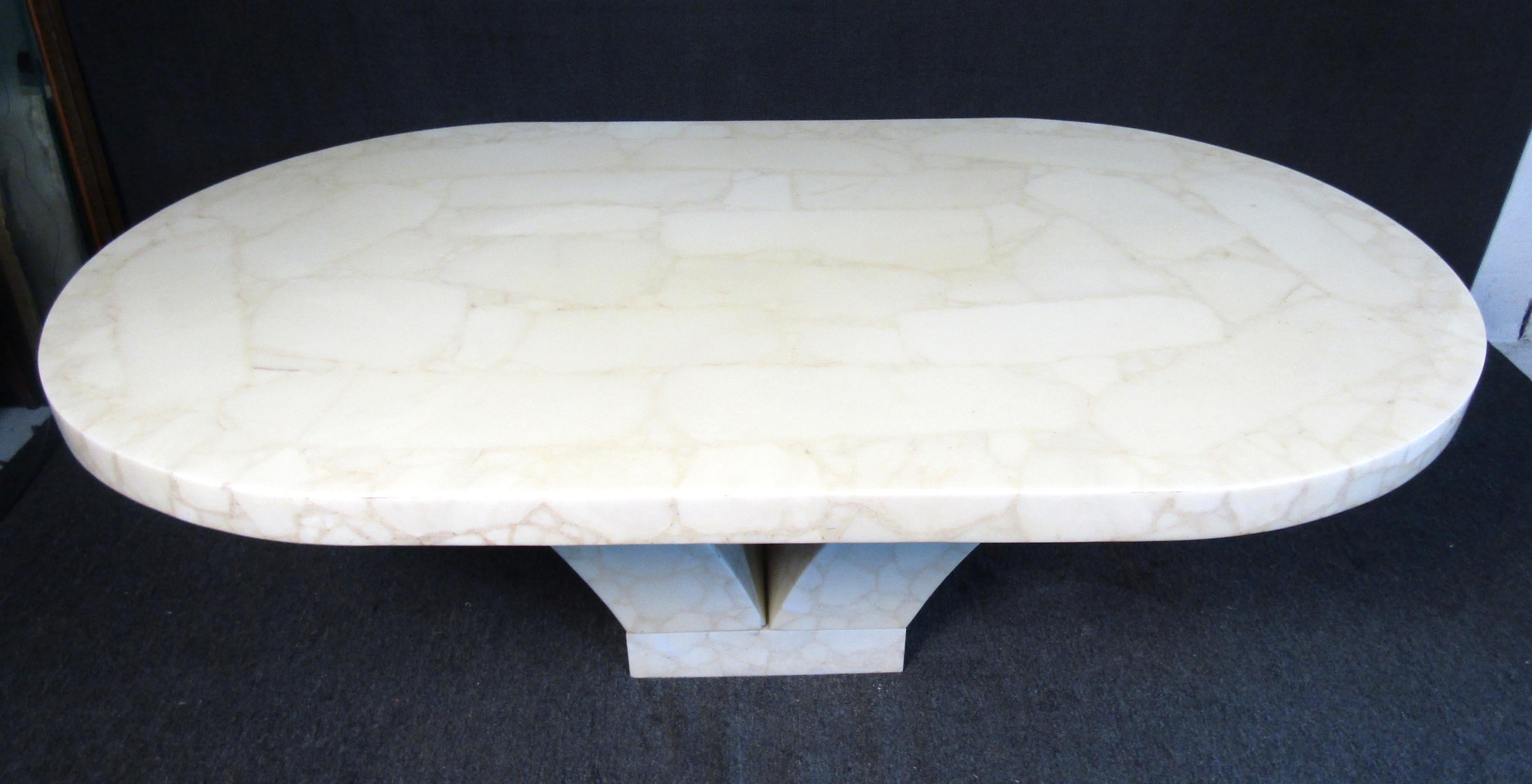 Mid-20th Century Elegant Dining Table in the Style of Aldo Tura