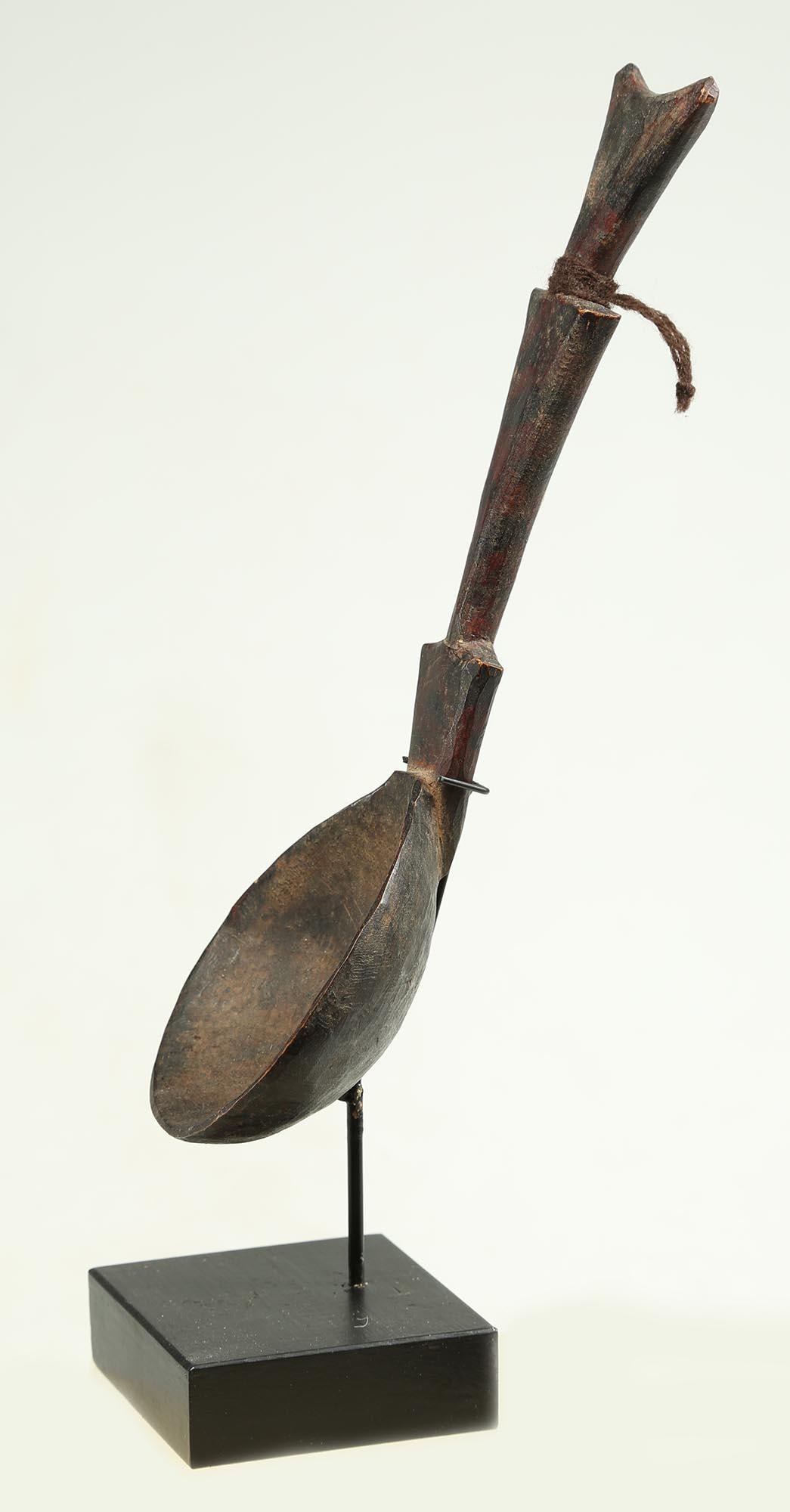 Elegant Dinka Spoon with Geometric Handle, South Sudan Africa Early 20th Century In Good Condition In Santa Fe, NM