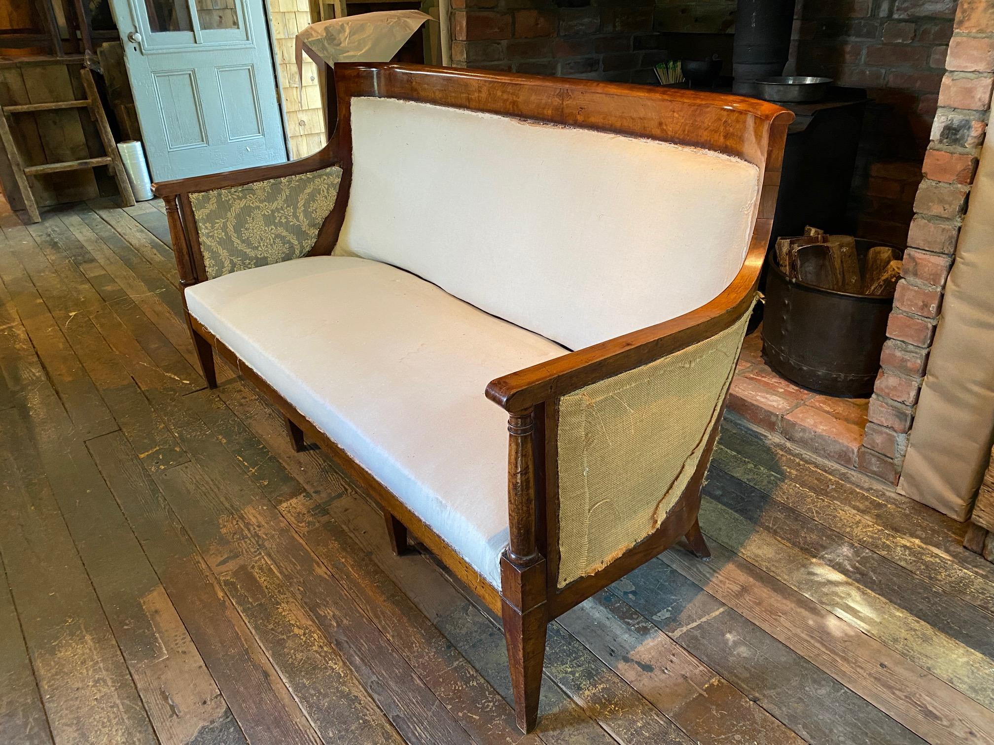 Elegant Directoire Period Walnut Sofa In Good Condition In Montreal, QC
