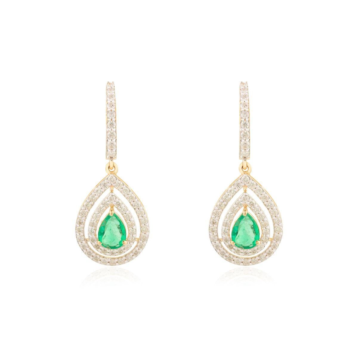 Elegant Double Halo Diamond Teardrop Emerald Drop Earrings in 18k Yellow Gold Art Decó en venta