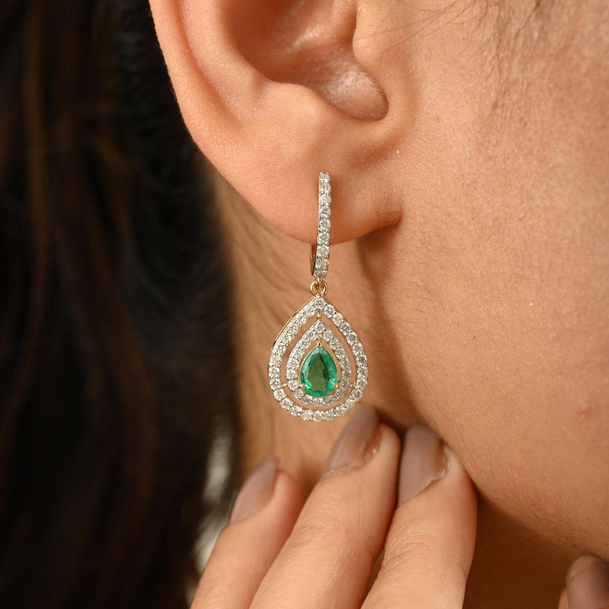 Elegant Double Halo Diamond Teardrop Emerald Drop Earrings in 18k Yellow Gold Corte pera en venta