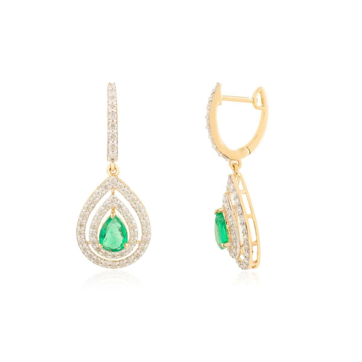 Elegant Double Halo Diamond Teardrop Emerald Drop Earrings in 18k Yellow Gold en Nuevo estado para la venta en New York, NY
