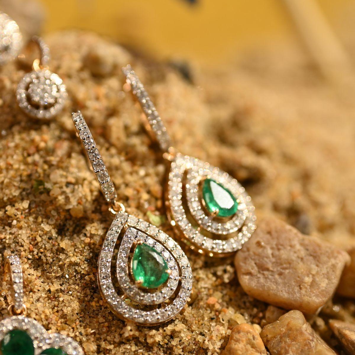 De las mujeres Elegant Double Halo Diamond Teardrop Emerald Drop Earrings in 18k Yellow Gold en venta