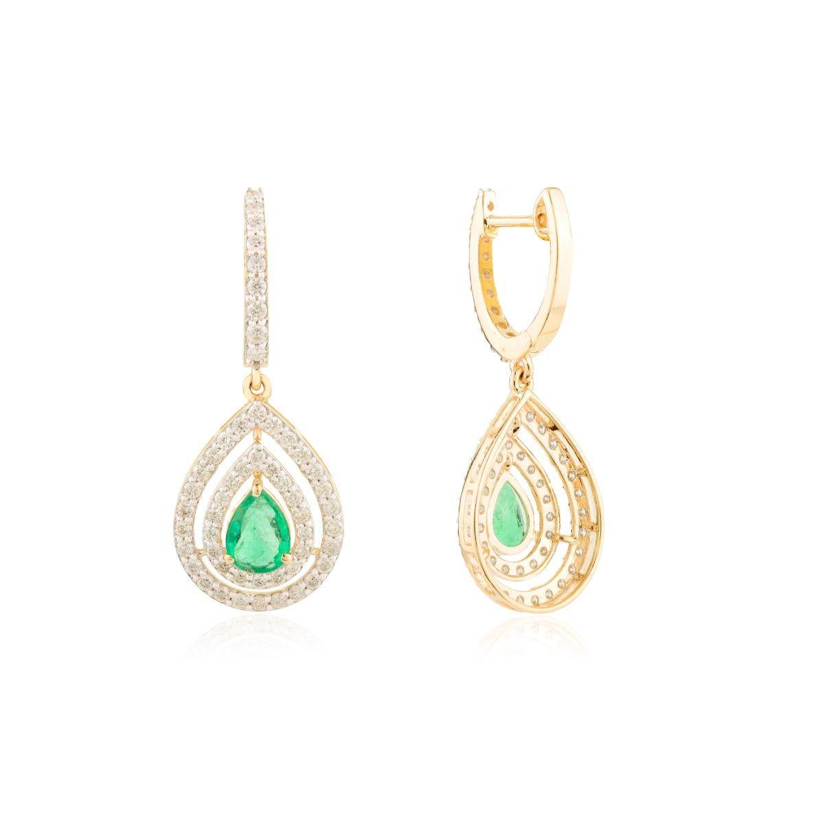 Elegant Double Halo Diamond Teardrop Emerald Drop Earrings in 18k Yellow Gold en venta 1