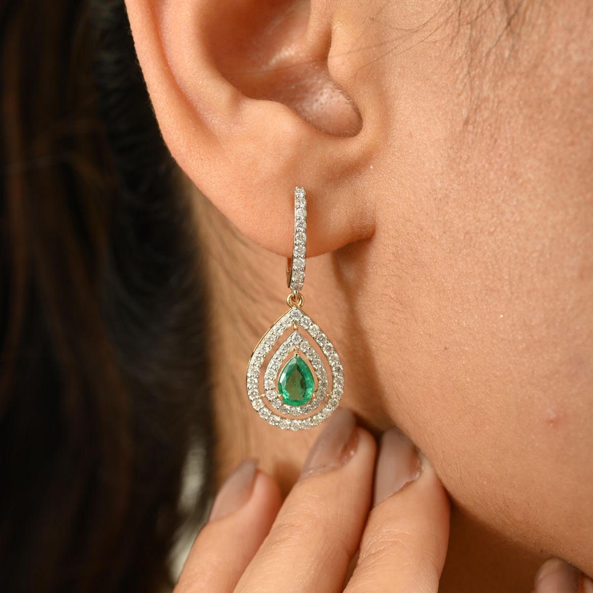 Elegant Double Halo Diamond Teardrop Emerald Drop Earrings in 18k Yellow Gold en venta 2