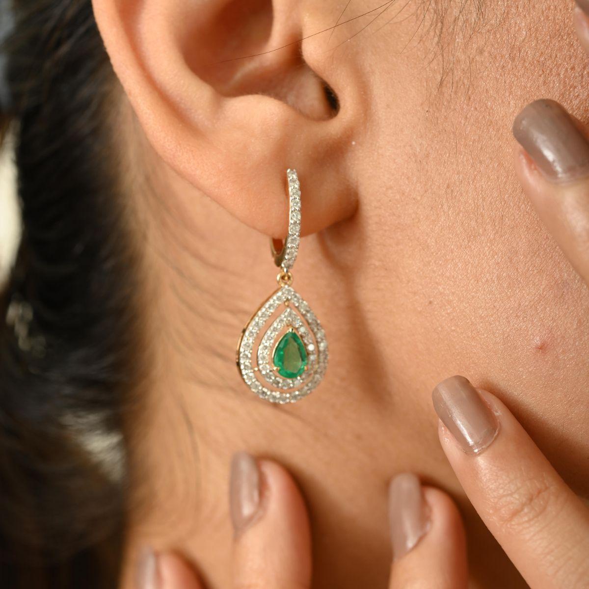 Elegant Double Halo Diamond Teardrop Emerald Drop Earrings in 18k Yellow Gold en venta 3