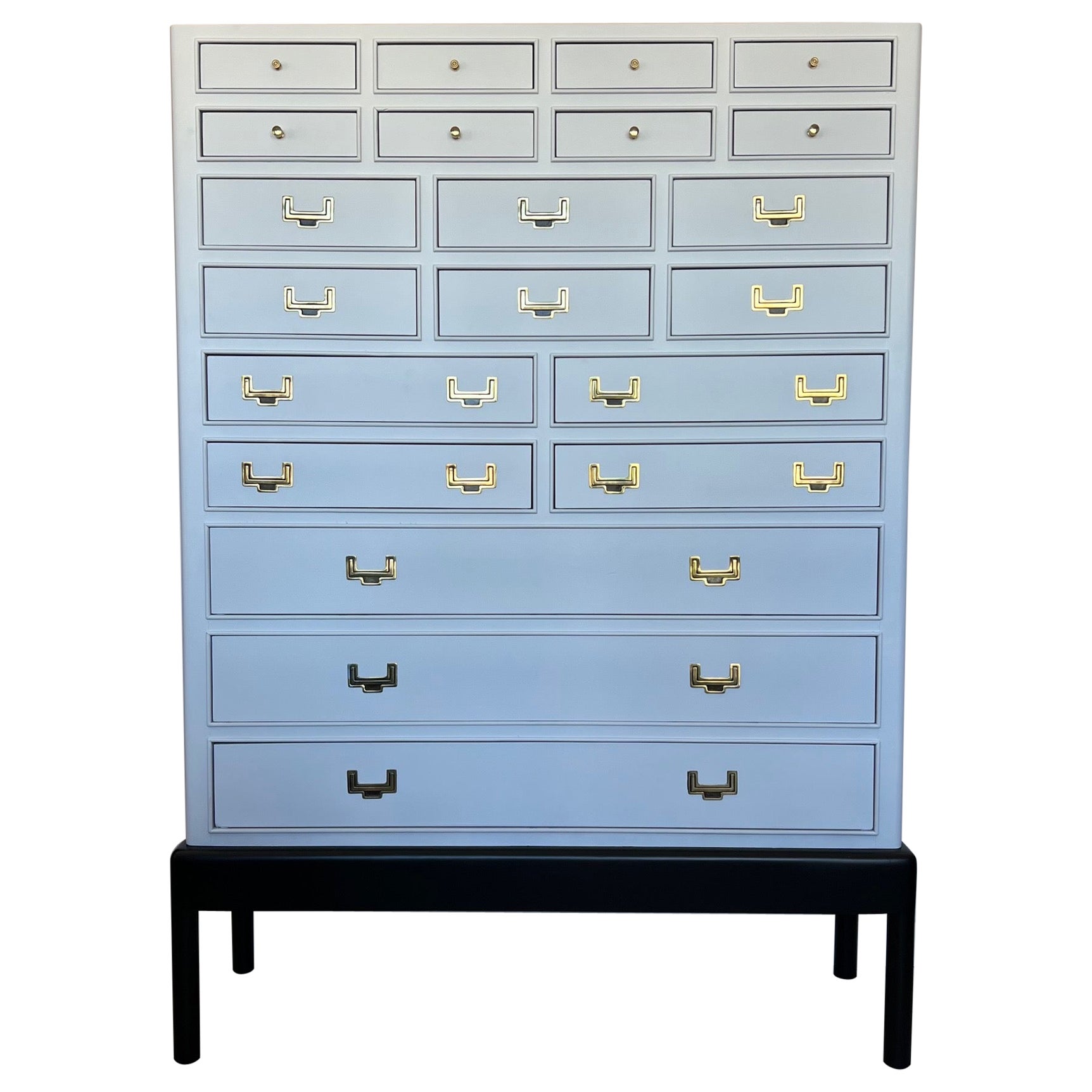 Commode élégante à vingt et un tiroirs en vente
