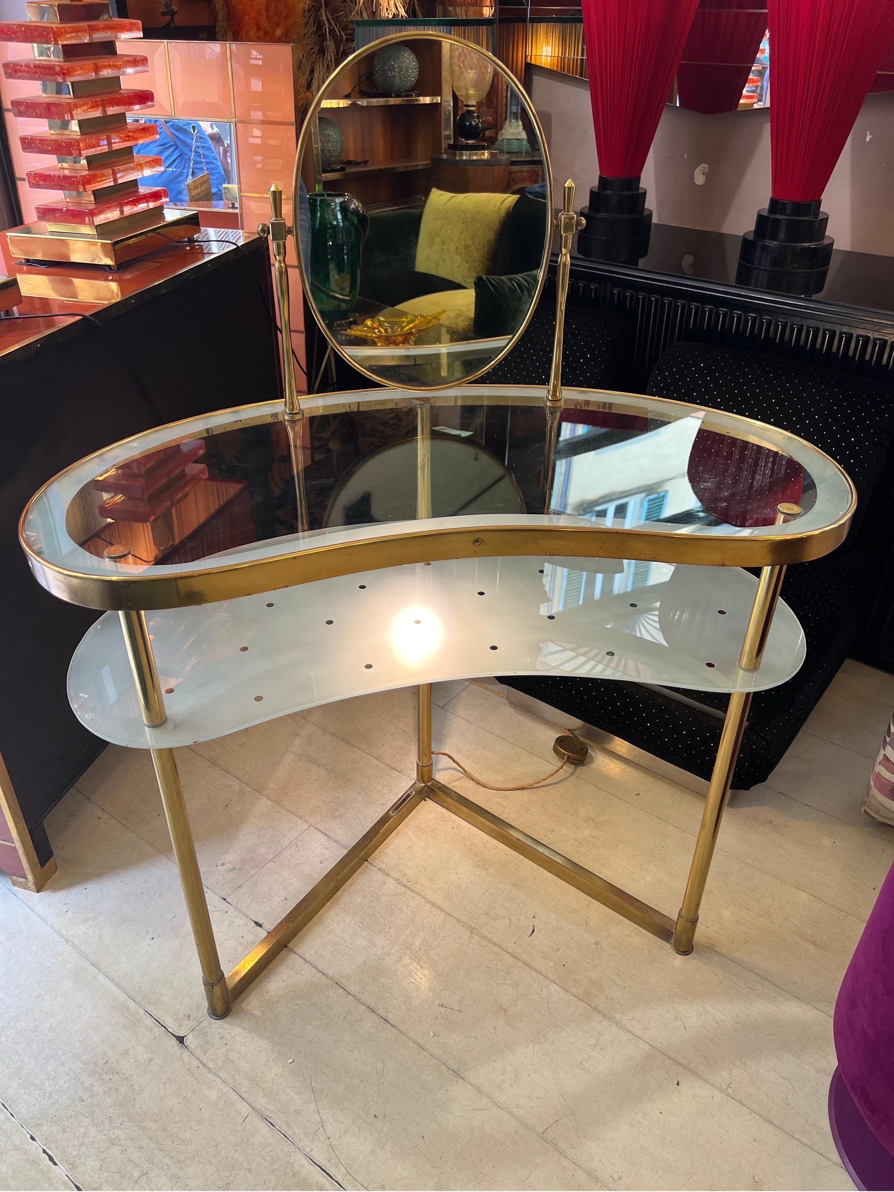Elegant dressing table/vanity with lighting designed by Luigi Brusotti 1950s In Good Condition In Florence, IT