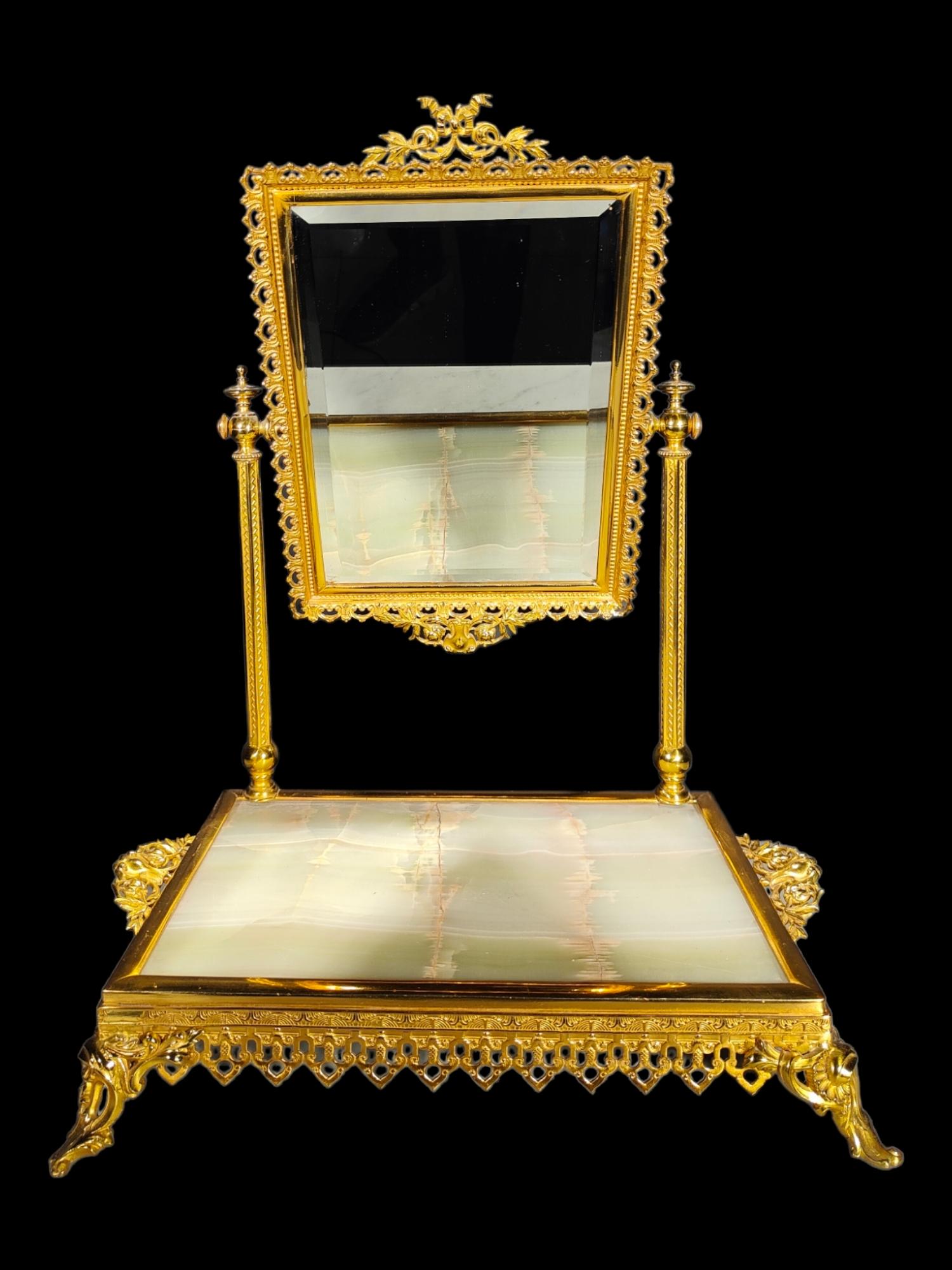 Elegant dressing table with table mirror 19th century
Very pretty jewelry box and lady's vanity in gold bronze and onyx from the 19th century. The bronze is sculpted with deometric patterns, the mirror is biclé and the onyx has a very nice vein.,