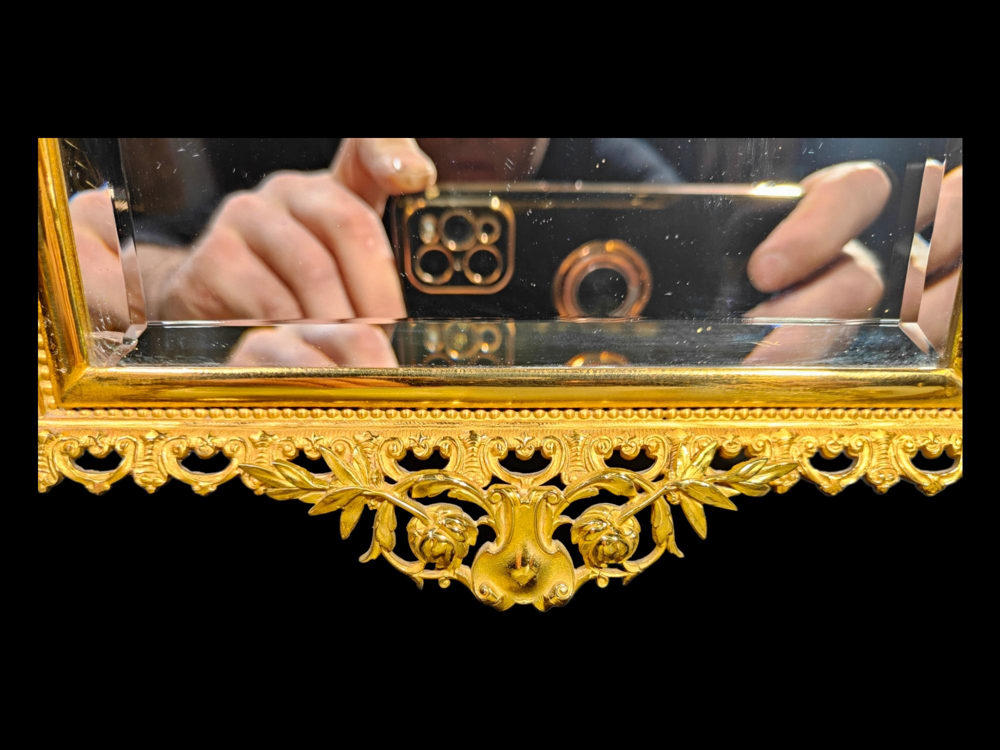 Eleganter Kommodentisch mit Tischspiegel aus dem 19. Jahrhundert (Mittleres 19. Jahrhundert) im Angebot