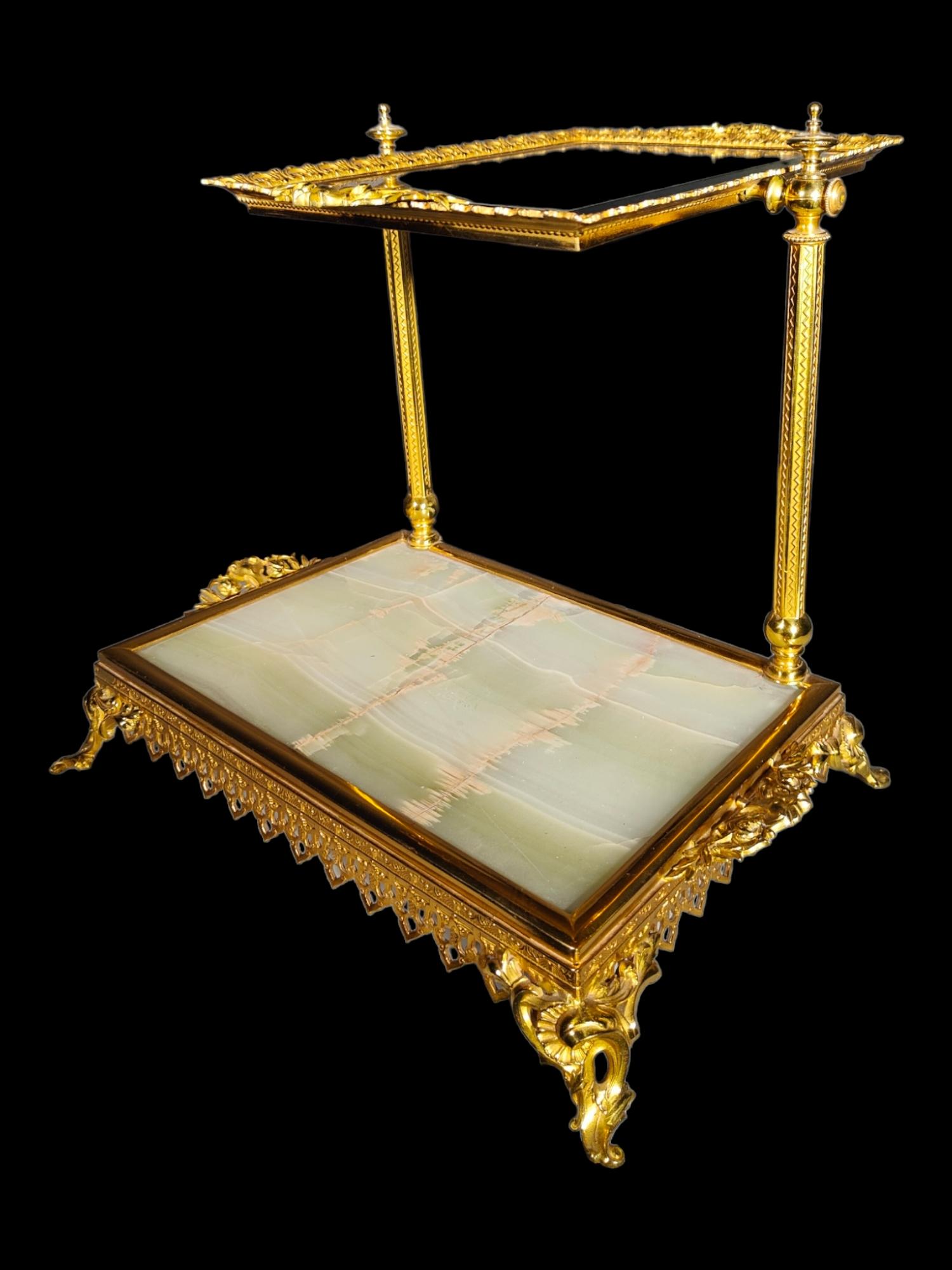 Eleganter Kommodentisch mit Tischspiegel aus dem 19. Jahrhundert im Angebot 4