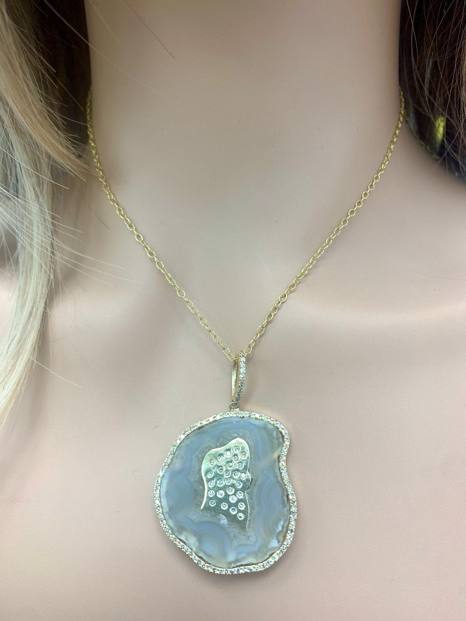 Elegante ciondolo in quarzo druzy e diamanti in vendita 2