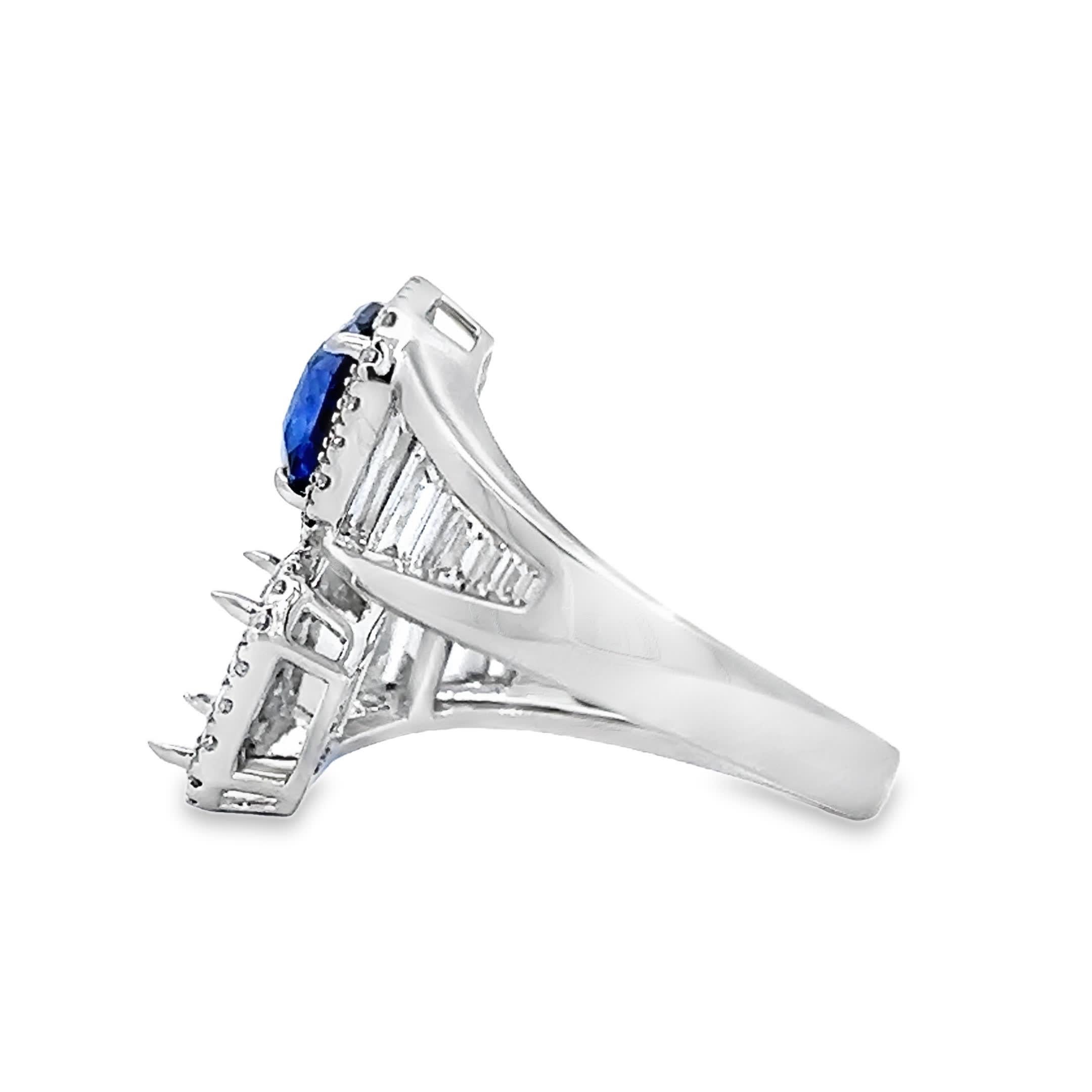 Entdecken Sie die exquisite Schönheit dieses Doppelstein-Saphirrings mit einem atemberaubenden blauen Saphir in der Mitte, umgeben von einem Heiligenschein aus funkelnden Diamanten. Das einzigartige Design verbindet moderne Eleganz mit zeitlosem