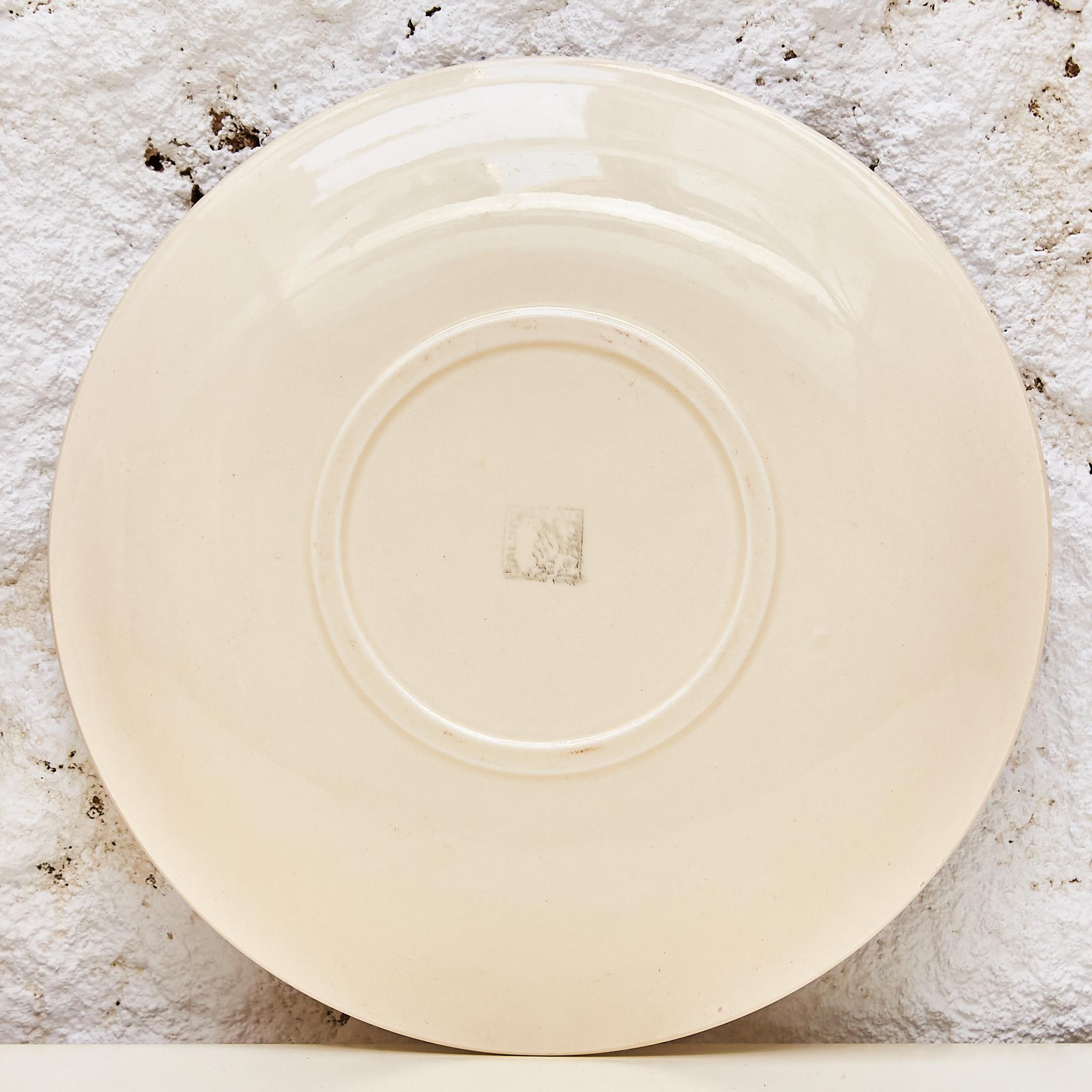Elegant Duo: Marc Saint-Seans' Signed Plates from 1950s France In Good Condition For Sale In Barcelona, Barcelona