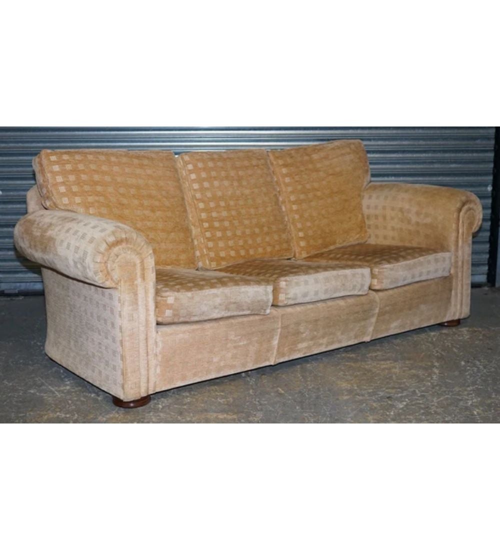 We are delighted to offer for sale this elegant duresta sofa retailed by harrods three seater sofa in a goldish checkered fabric.

Duresta is very well known for its fine luxury furniture. Very well made and in good condition. The fabric does not