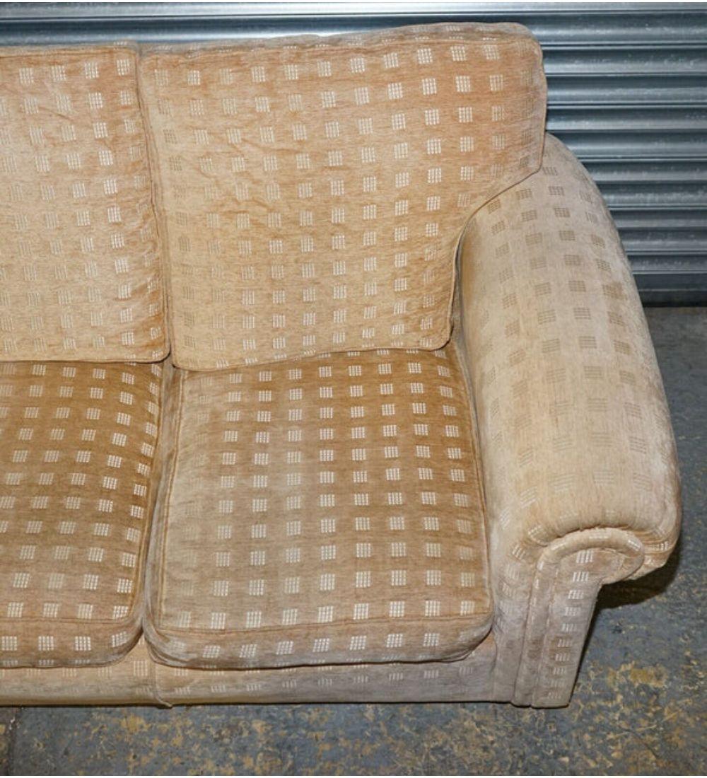 Elegant Duresta Three Seater Waldorf Sofa in Gold Checkered Fabric In Good Condition For Sale In Pulborough, GB