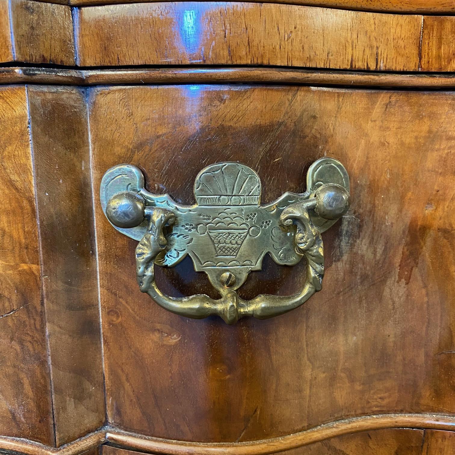 Elegant Dutch Rococo commode or chest of drawers with undulating form and secret top drawer! Chest of drawers with stunning walnut veneer: the drawer at the top is 