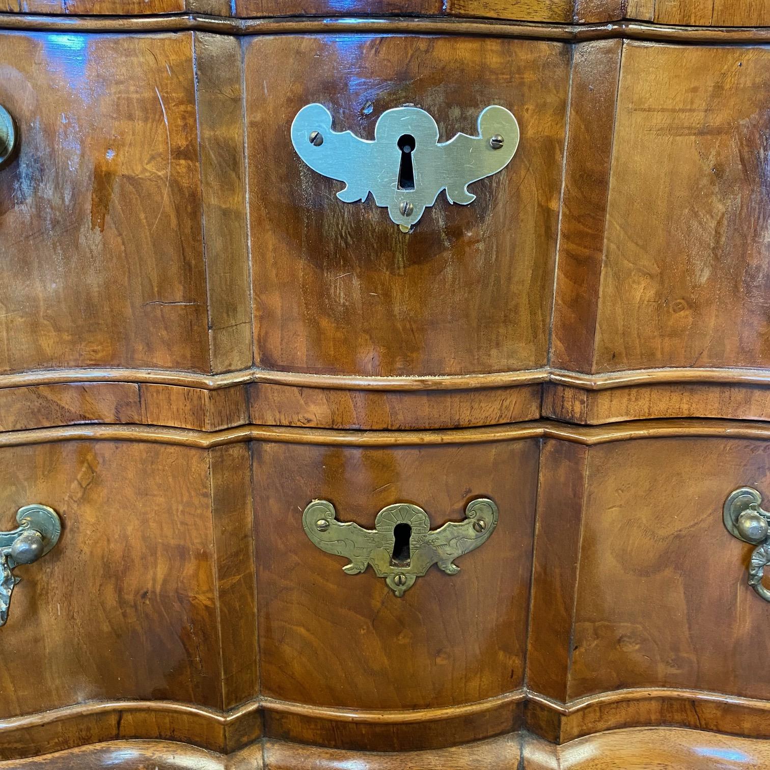 Elegant Dutch Rococo Walnut Commode or Chest of Drawers with Secret Drawer In Good Condition For Sale In Hopewell, NJ