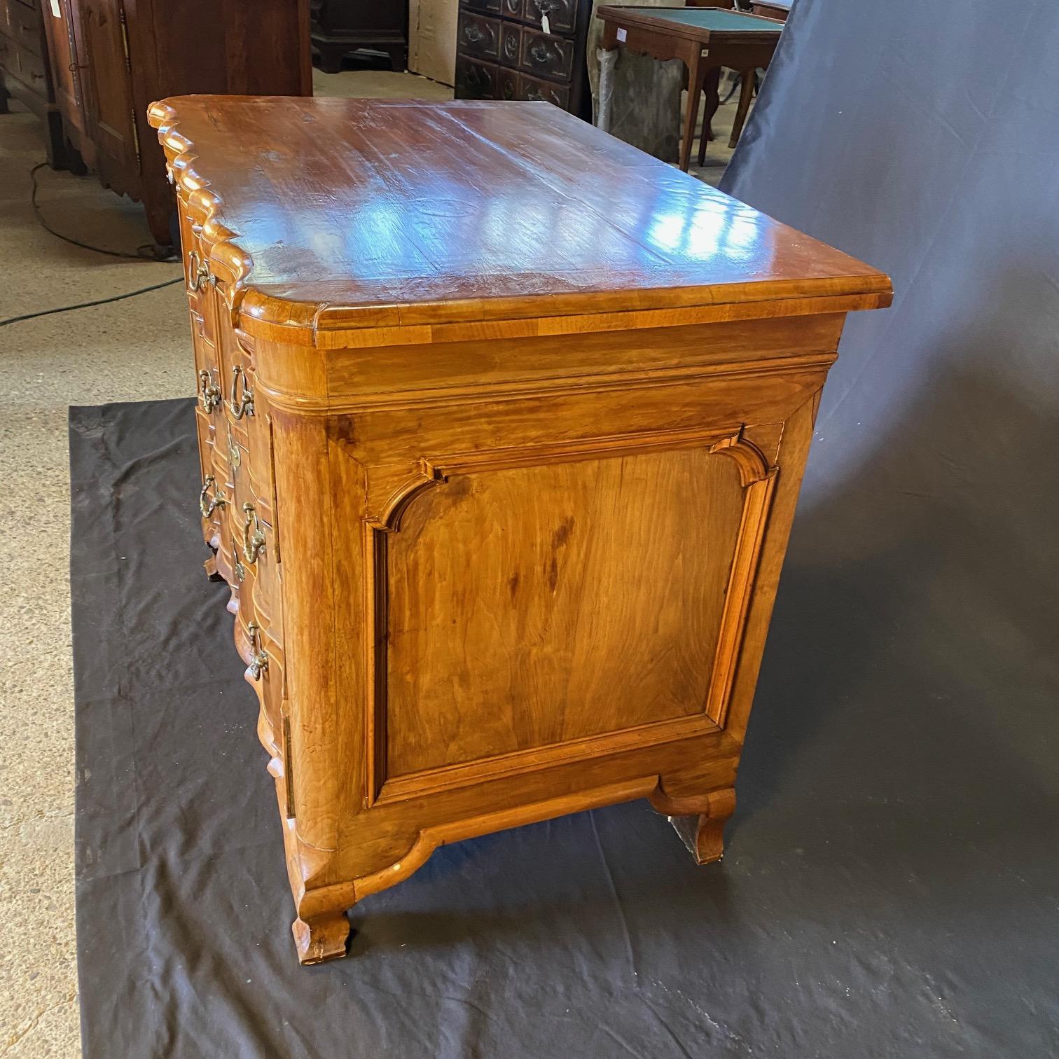 Elegant Dutch Rococo Walnut Commode or Chest of Drawers with Secret Drawer For Sale 1