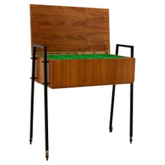 Elegante armario de coleccionista y mesa de costura de teca holandesa