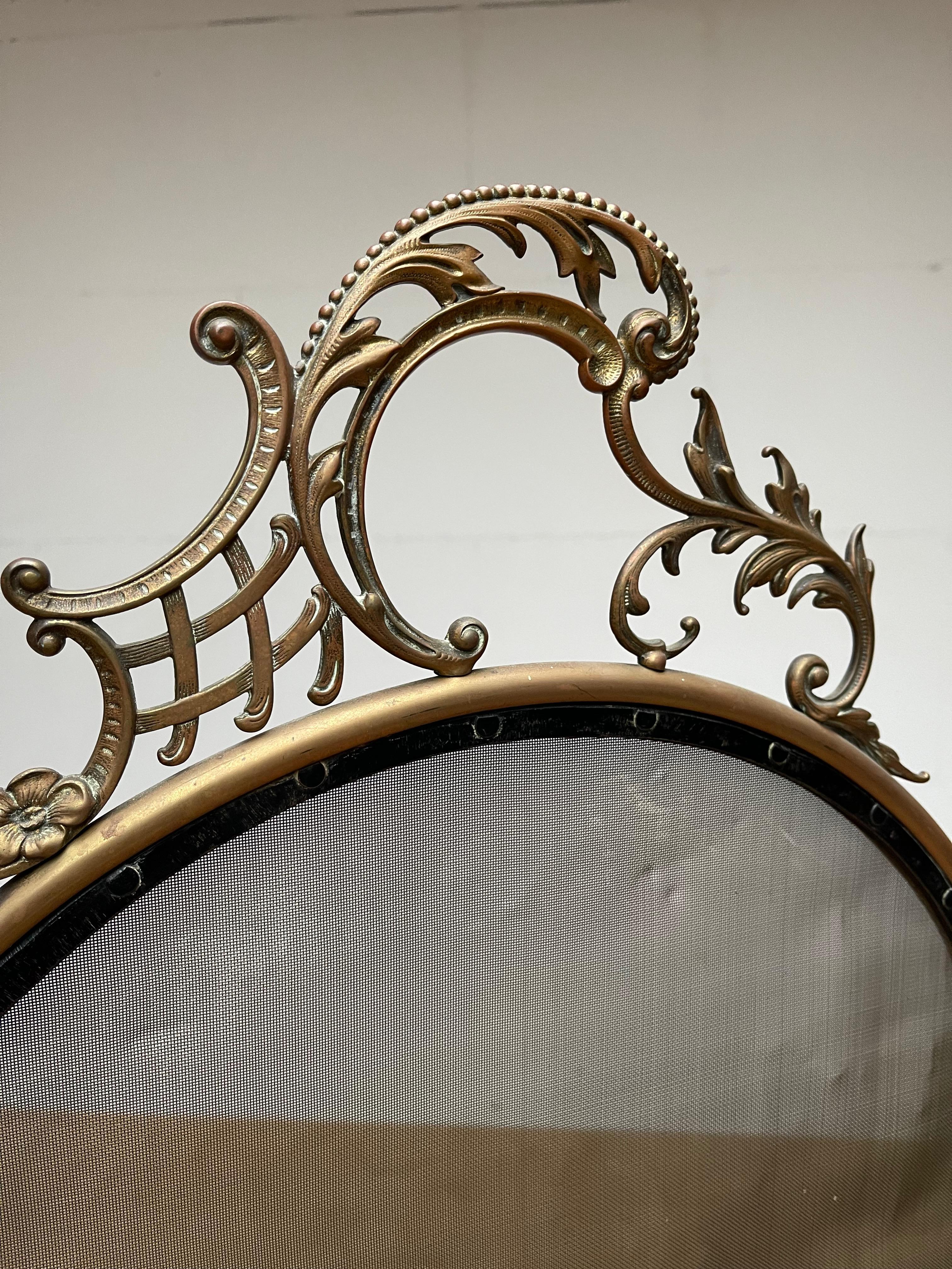 Elegant Early 1900 Bronze and Wrought Iron Fire Screen with Mint Wire Mesh For Sale 3
