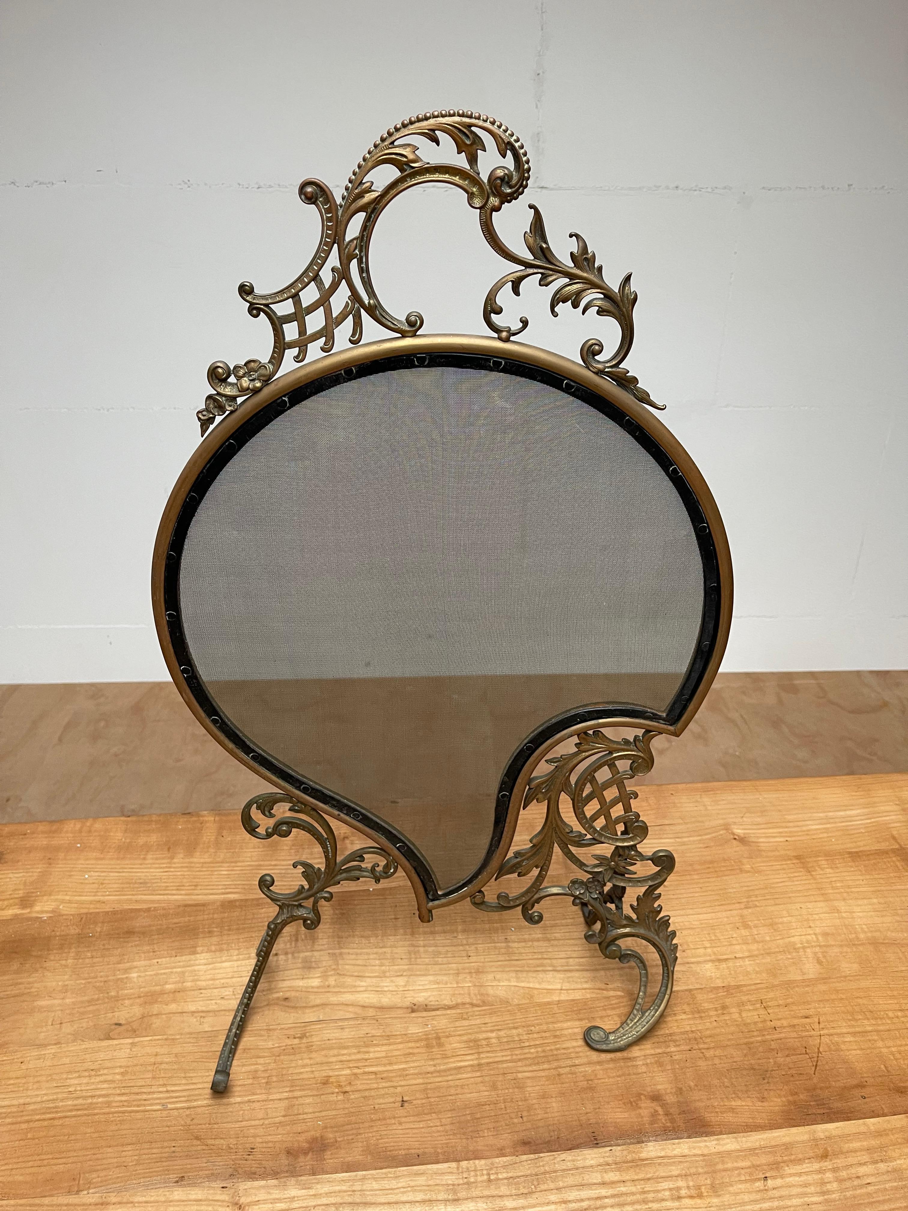 Elegant Early 1900 Bronze and Wrought Iron Fire Screen with Mint Wire Mesh For Sale 4