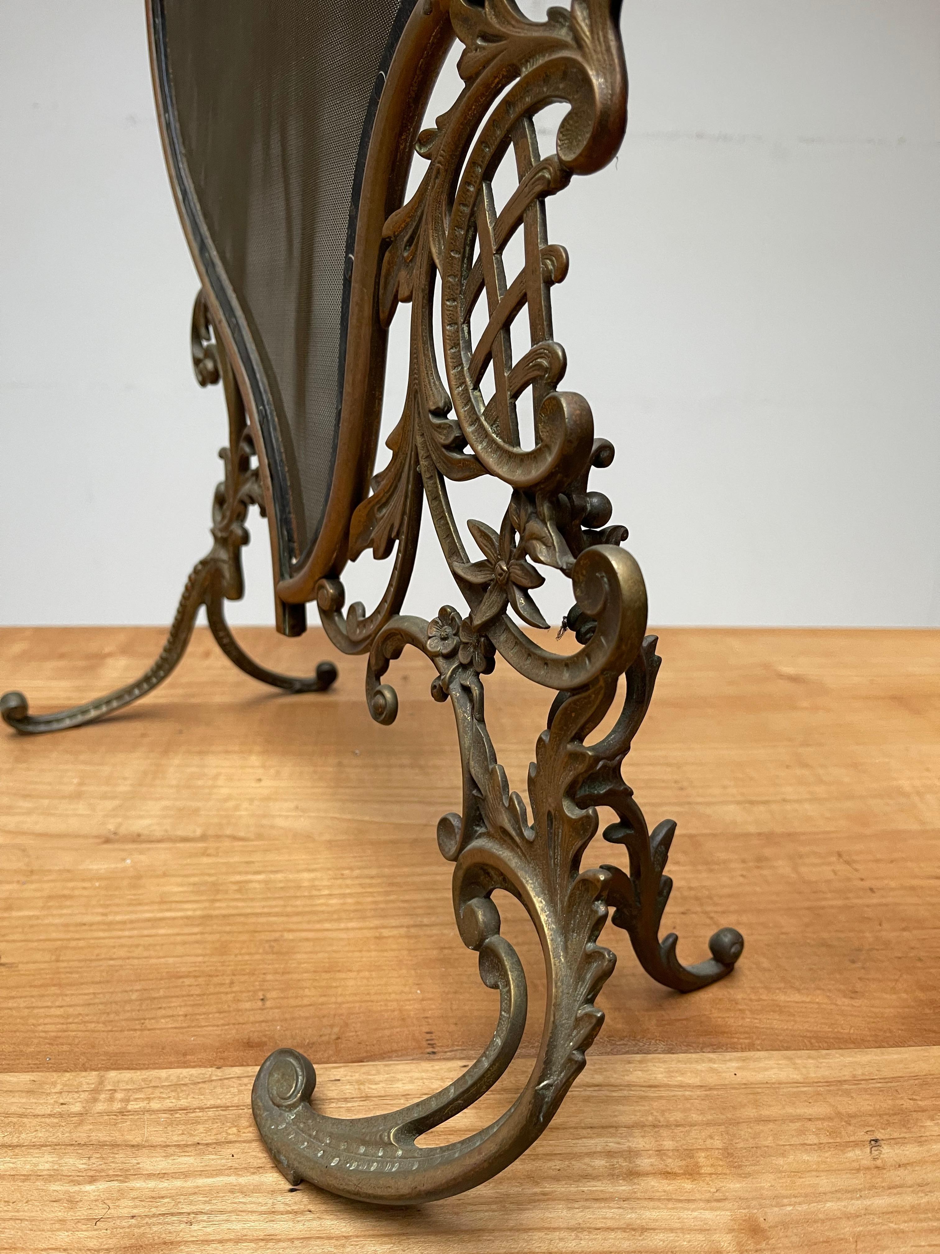 Élégant pare-étincelles en bronze et fer forgé du début de 1900 avec maille en fil métallique menthe en vente 5