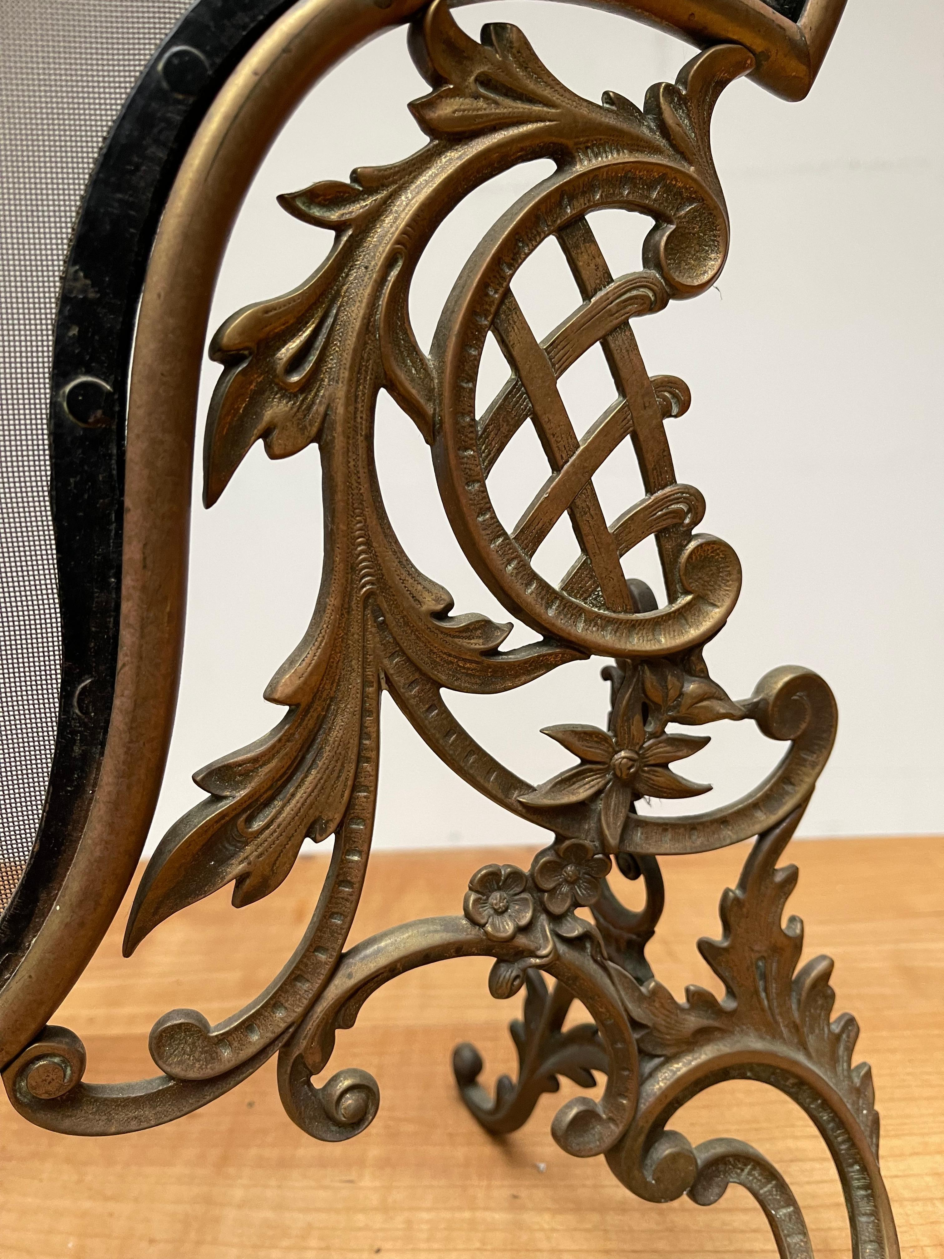 Élégant pare-étincelles en bronze et fer forgé du début de 1900 avec maille en fil métallique menthe en vente 6