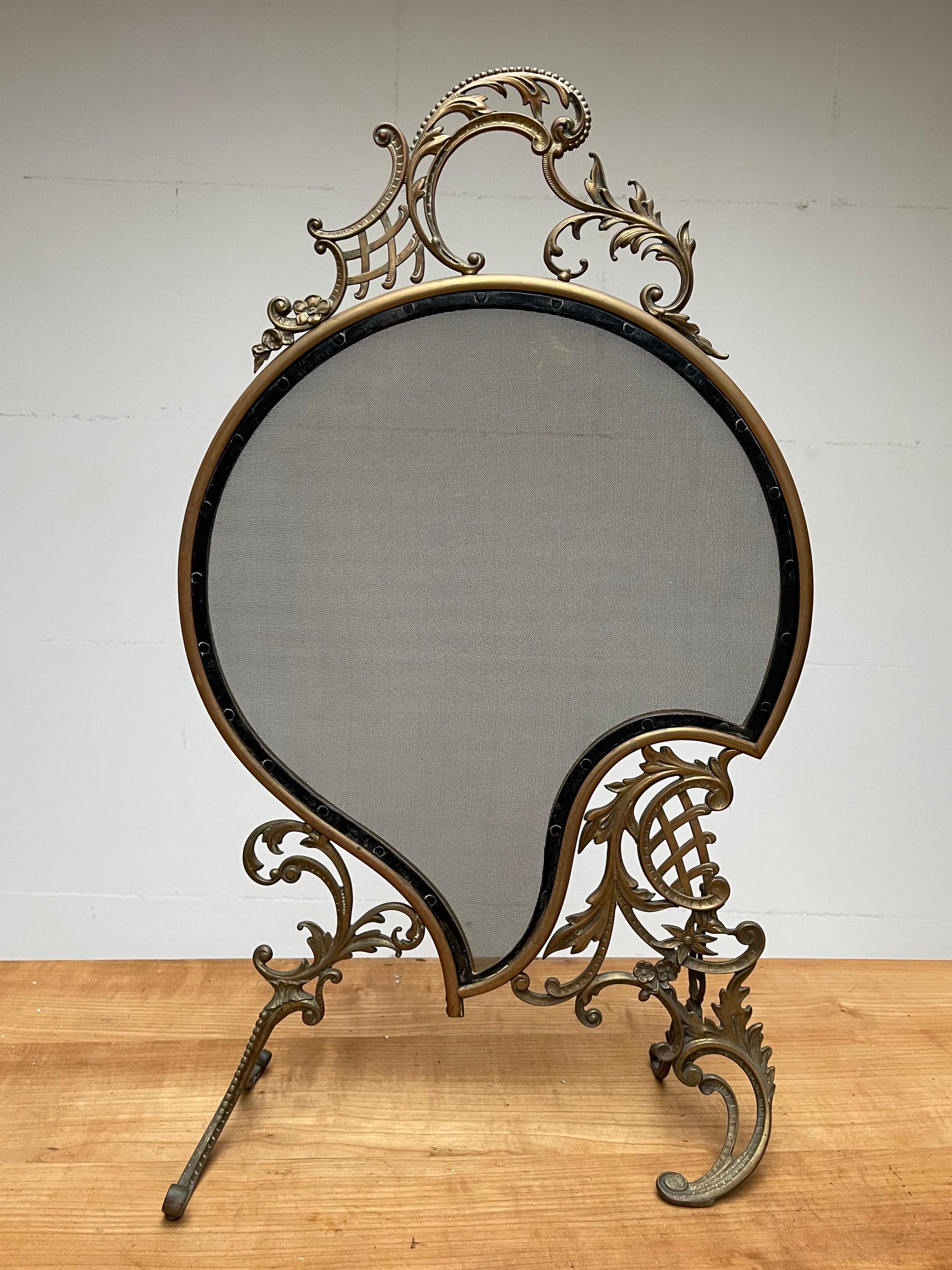 Elegant Early 1900 Bronze and Wrought Iron Fire Screen with Mint Wire Mesh For Sale 11