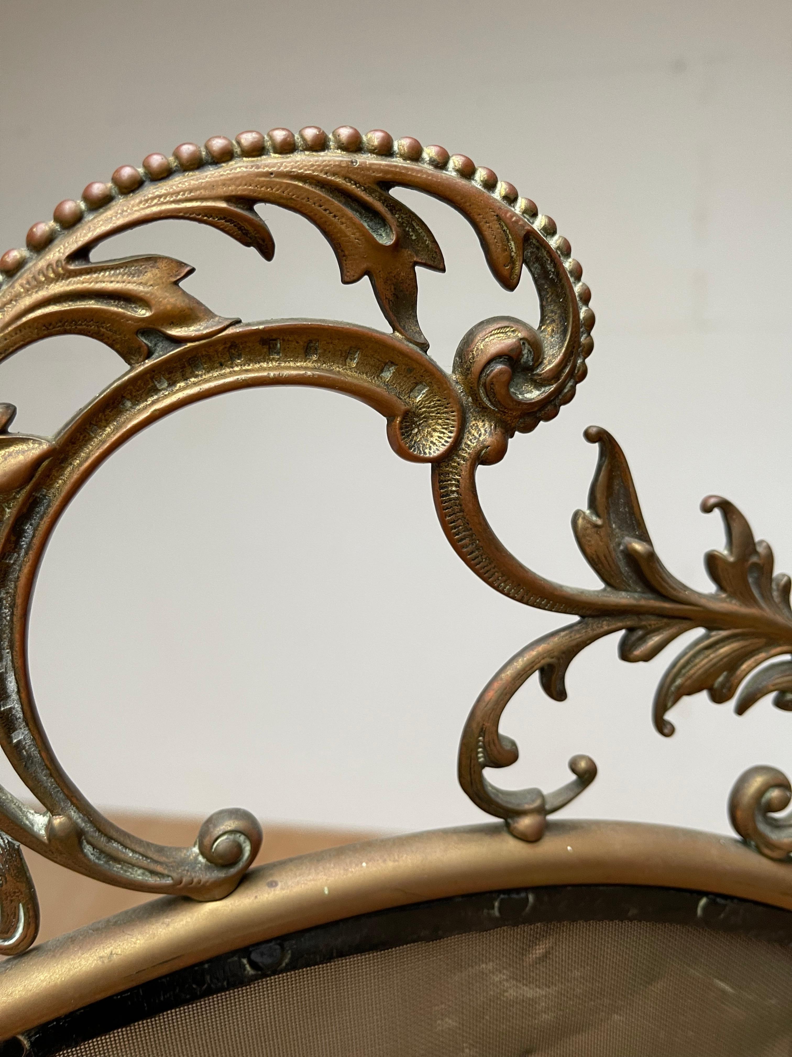 20ième siècle Élégant pare-étincelles en bronze et fer forgé du début de 1900 avec maille en fil métallique menthe en vente