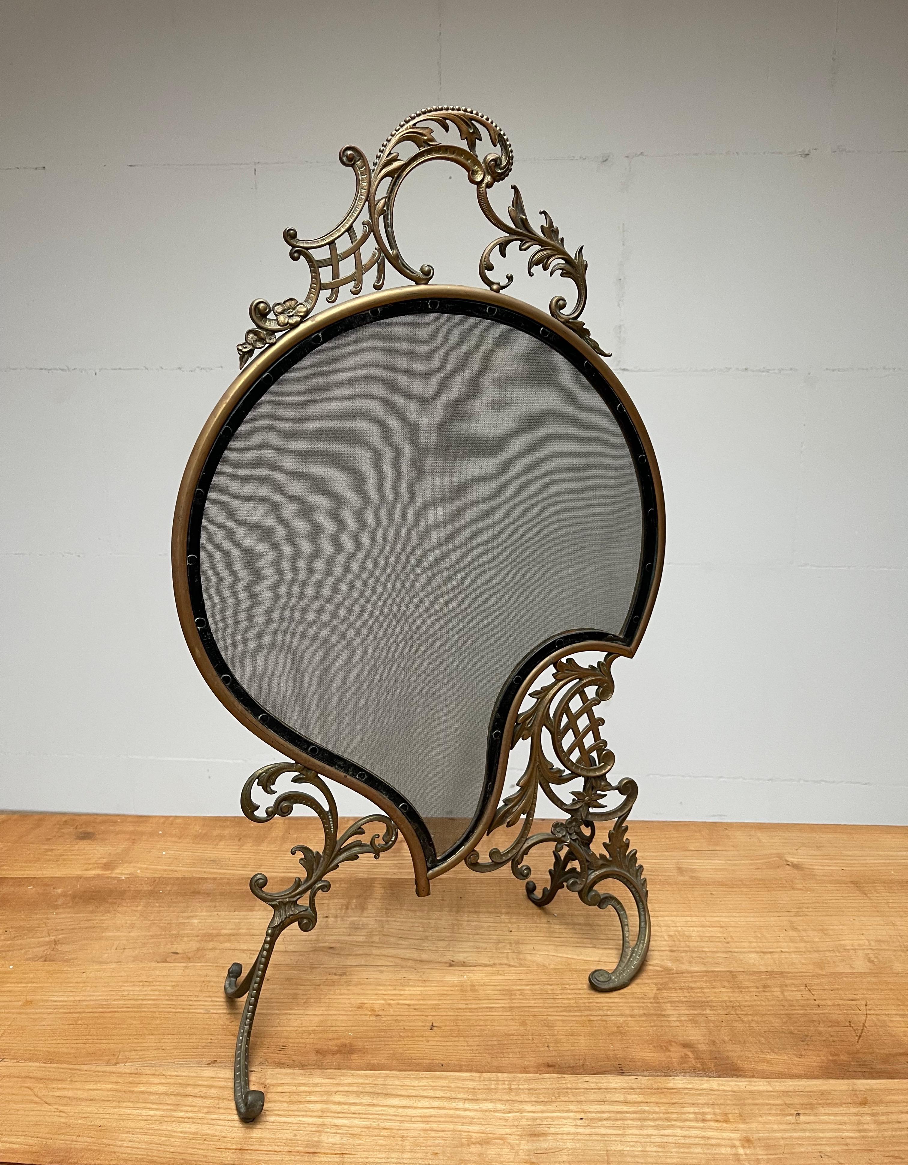 20th Century Elegant Early 1900 Bronze and Wrought Iron Fire Screen with Mint Wire Mesh For Sale