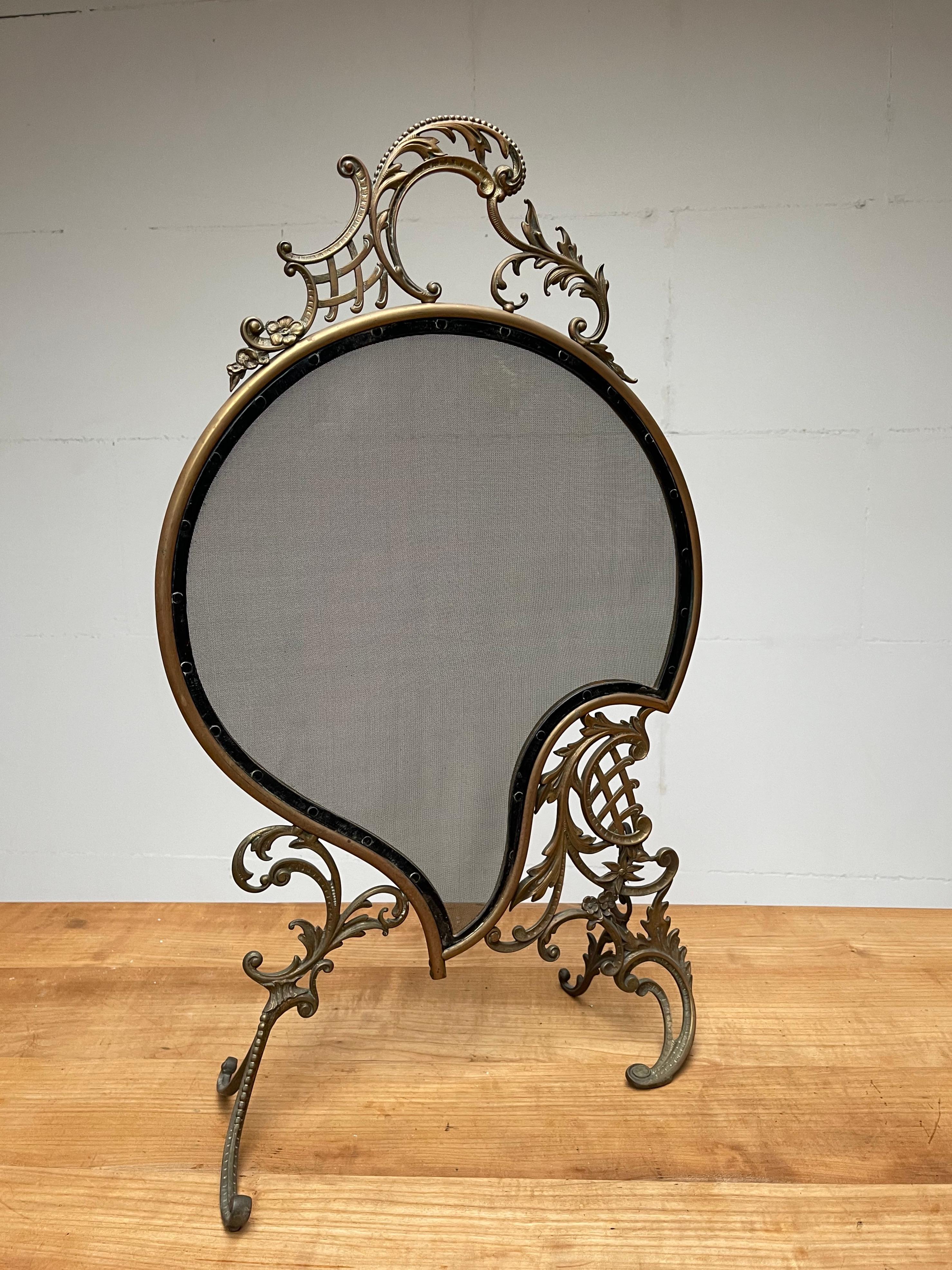 Elegant Early 1900 Bronze and Wrought Iron Fire Screen with Mint Wire Mesh For Sale 1