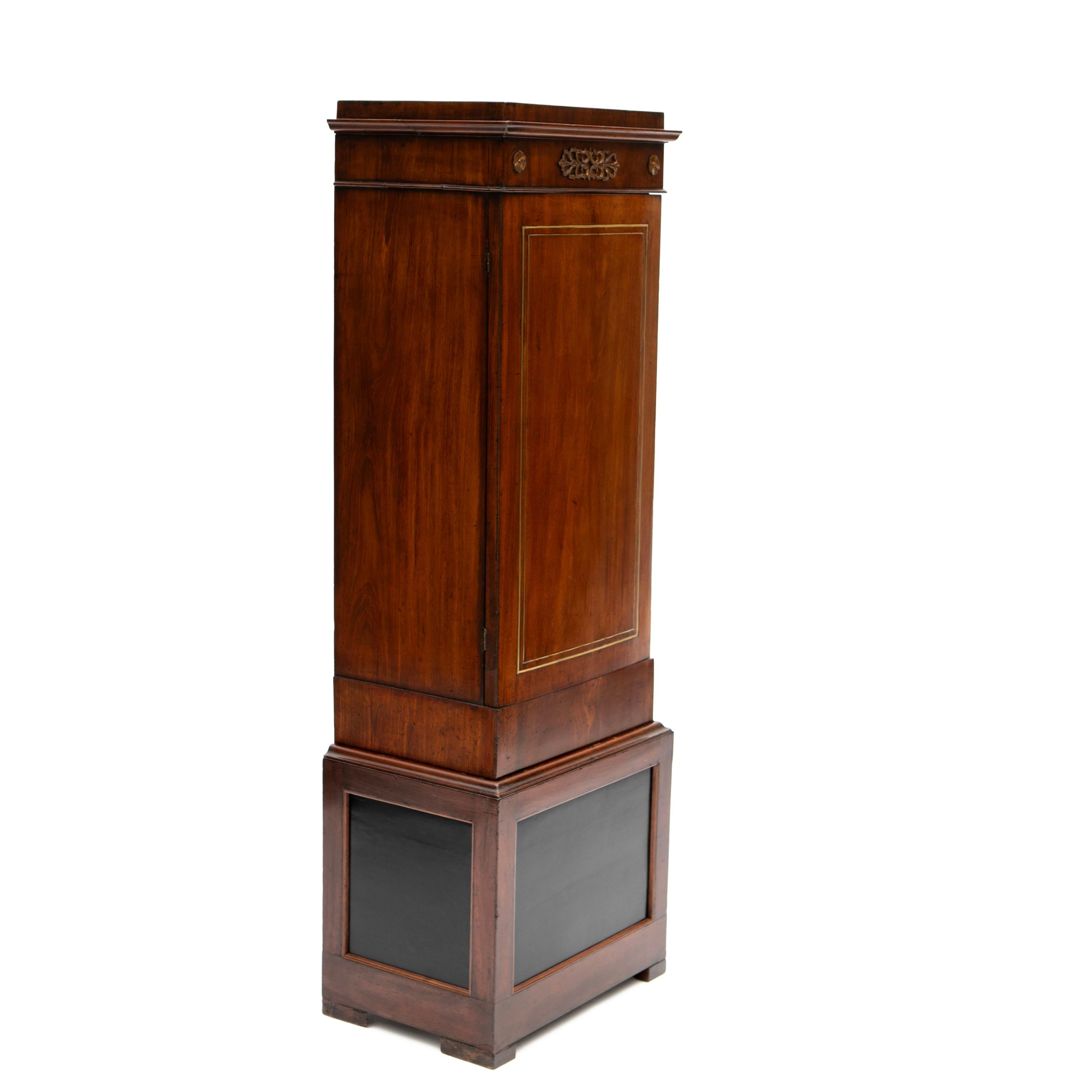 Elegant Early 19th Century Empire Mahogany Pedestal Cabinet In Good Condition For Sale In Kastrup, DK