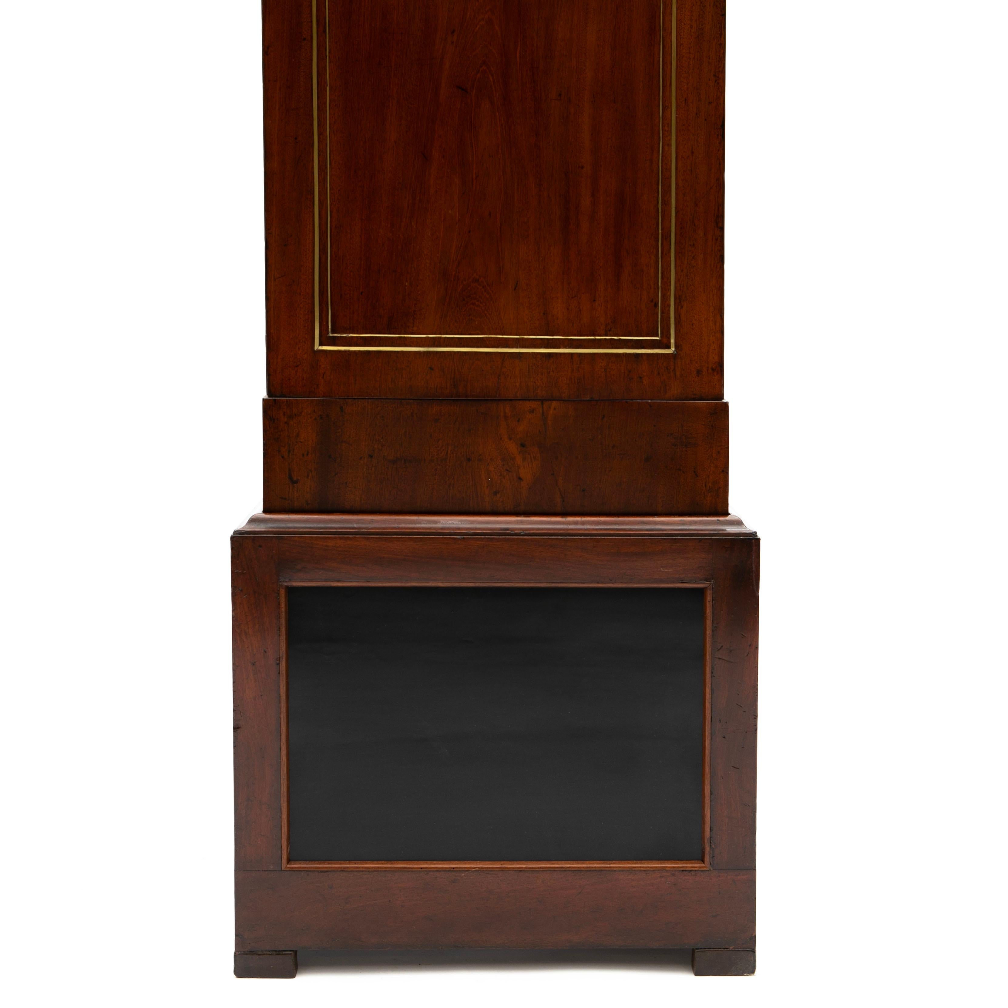 Laiton Elegance du début du 19e siècle - The Pedestal Cabinet en acajou Empire en vente